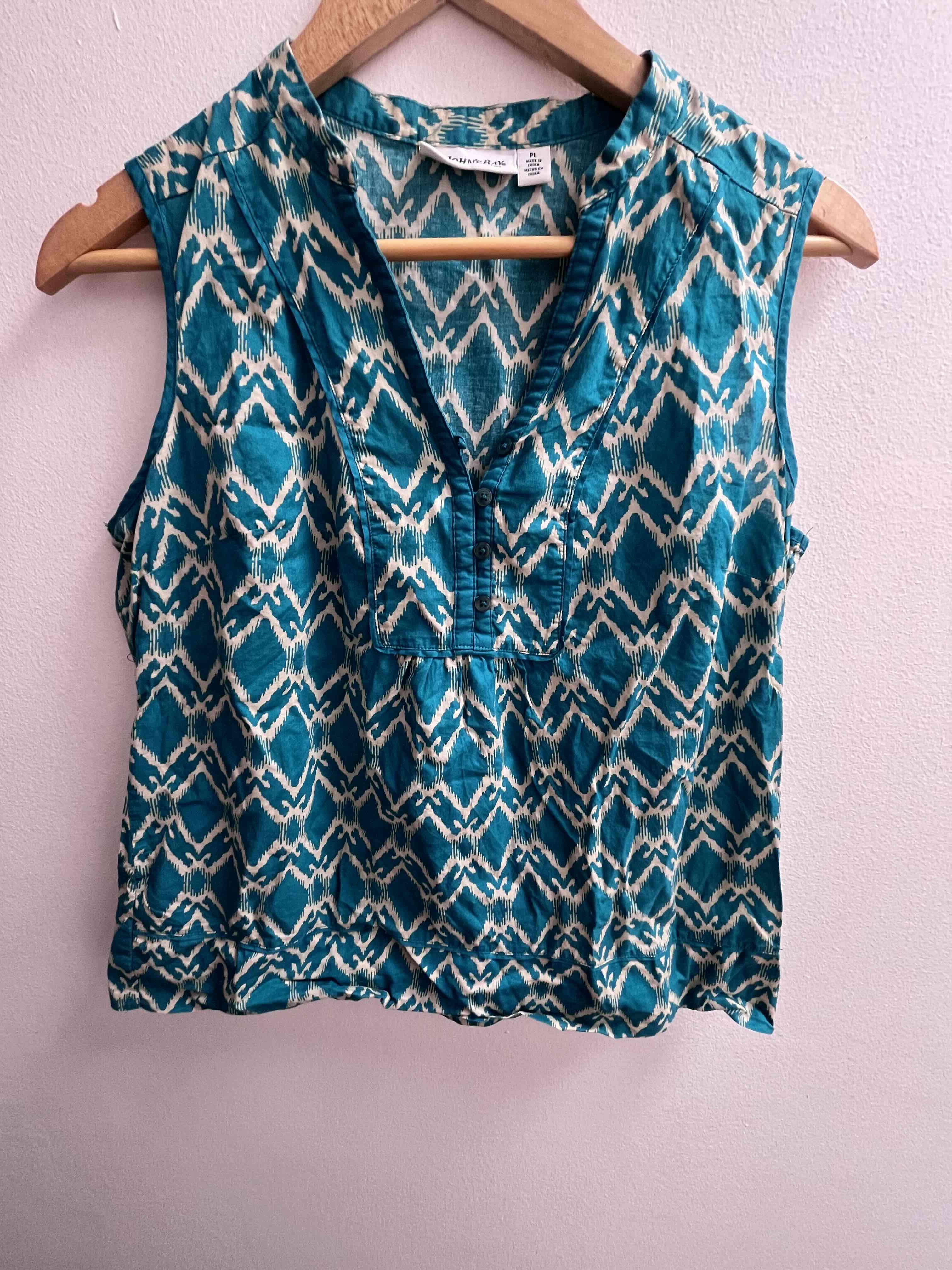 Blusa sin mangas azul estampada