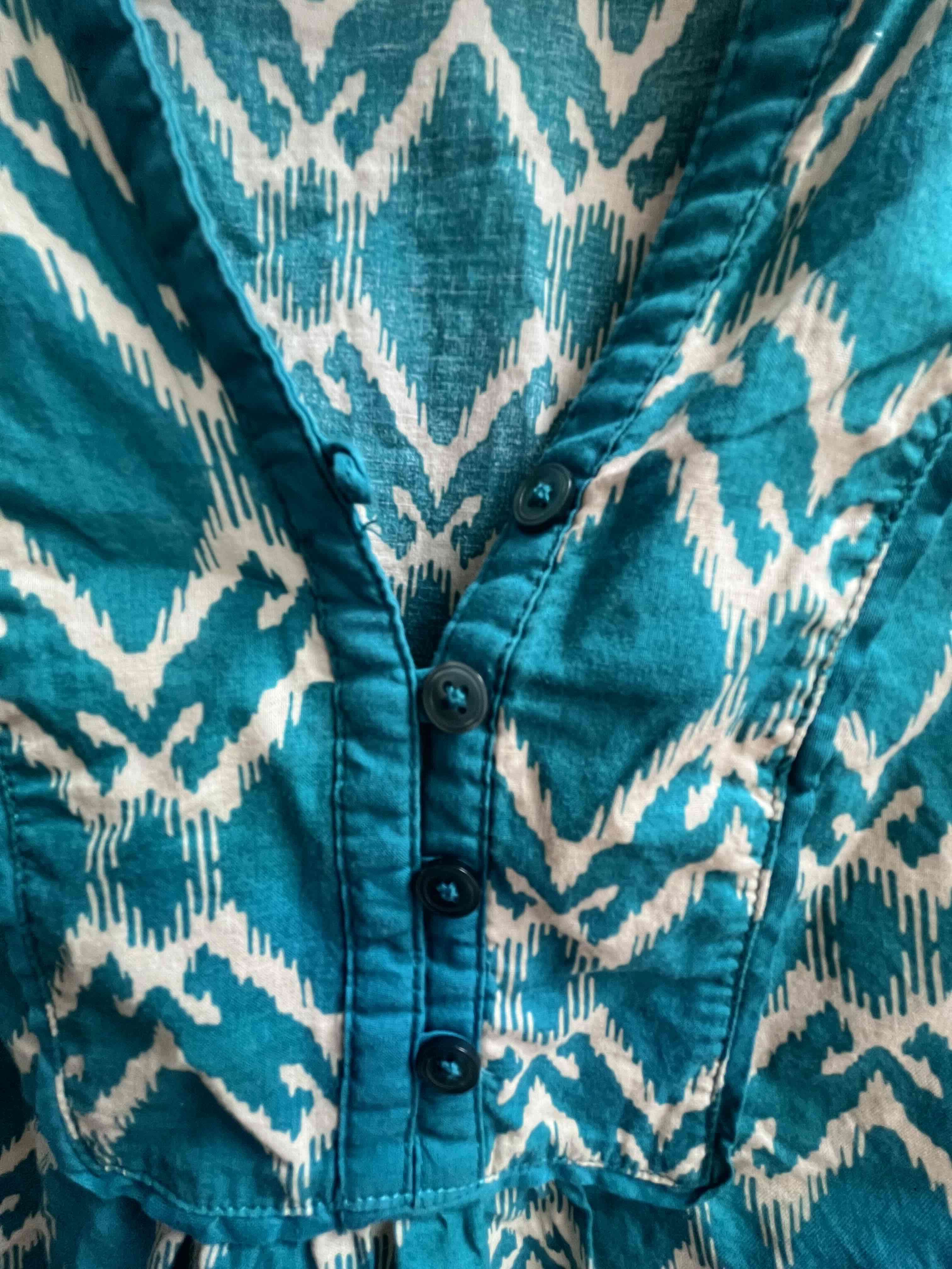 Blusa sin mangas azul estampada - miniatura 2