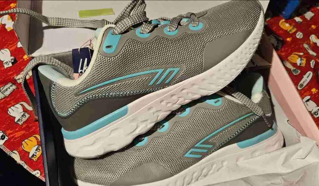 Zapatillas deportivas gris con celeste