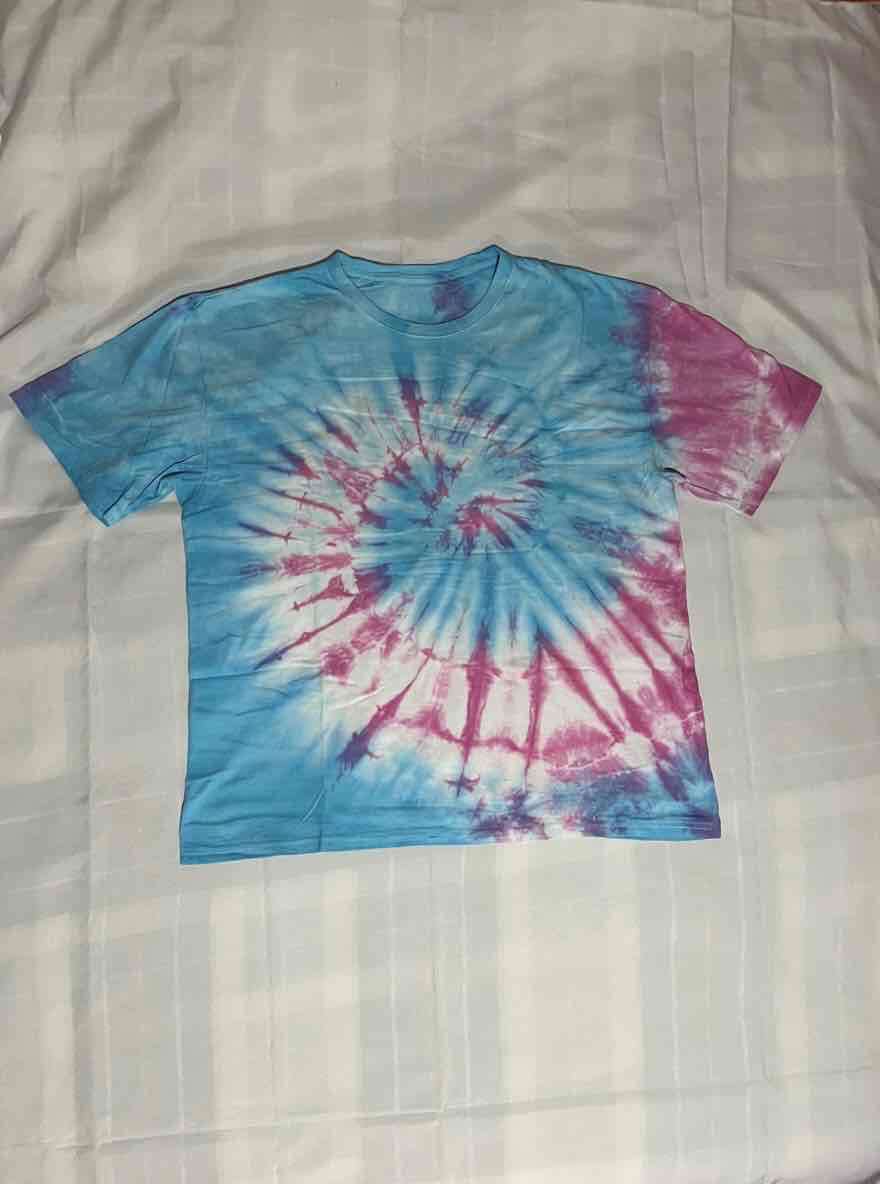 Polera tie-dye azul y rosada
