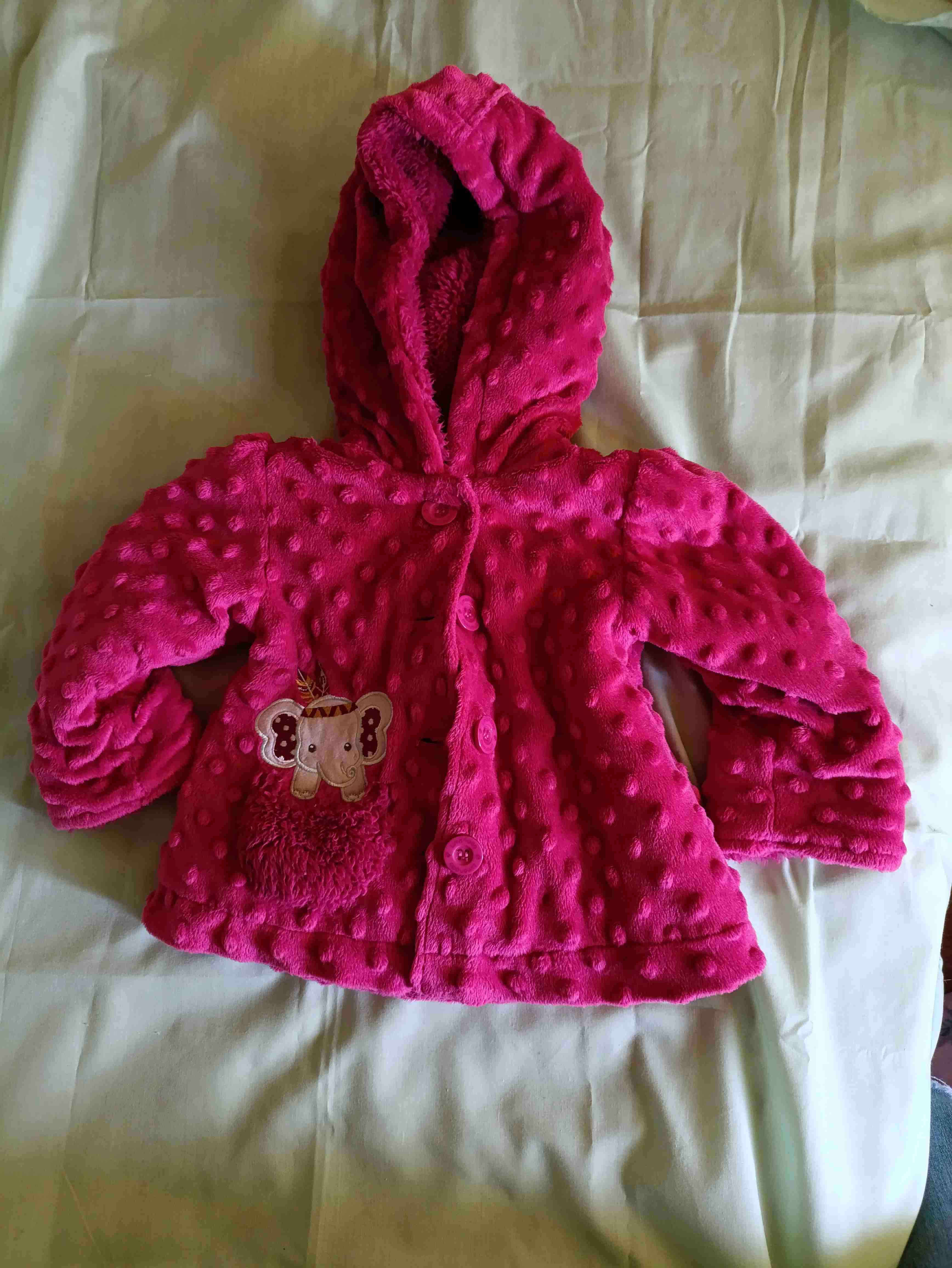 Chaqueta rosada con capucha infantil