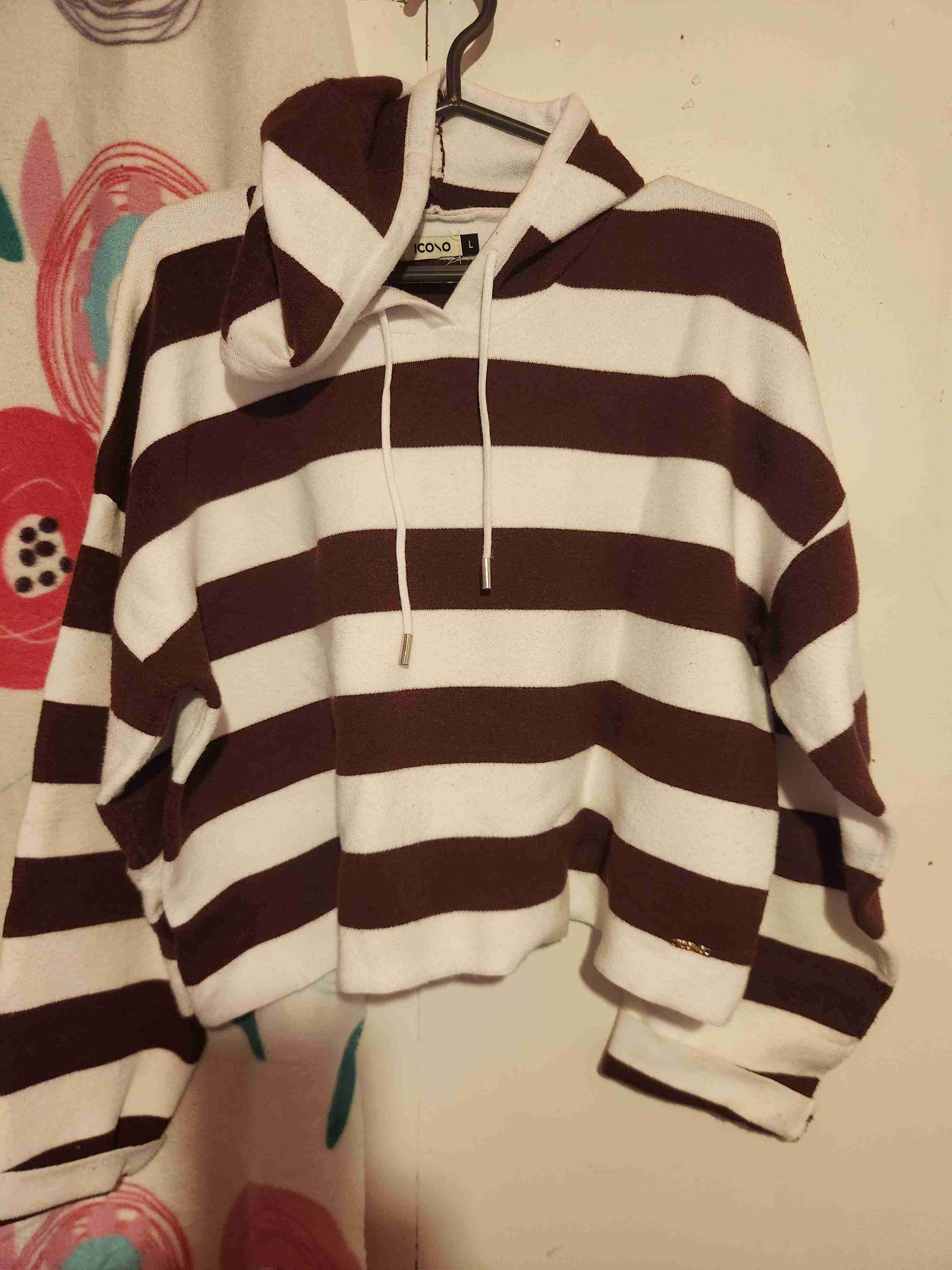 Polerón a rayas marrón y blanco.