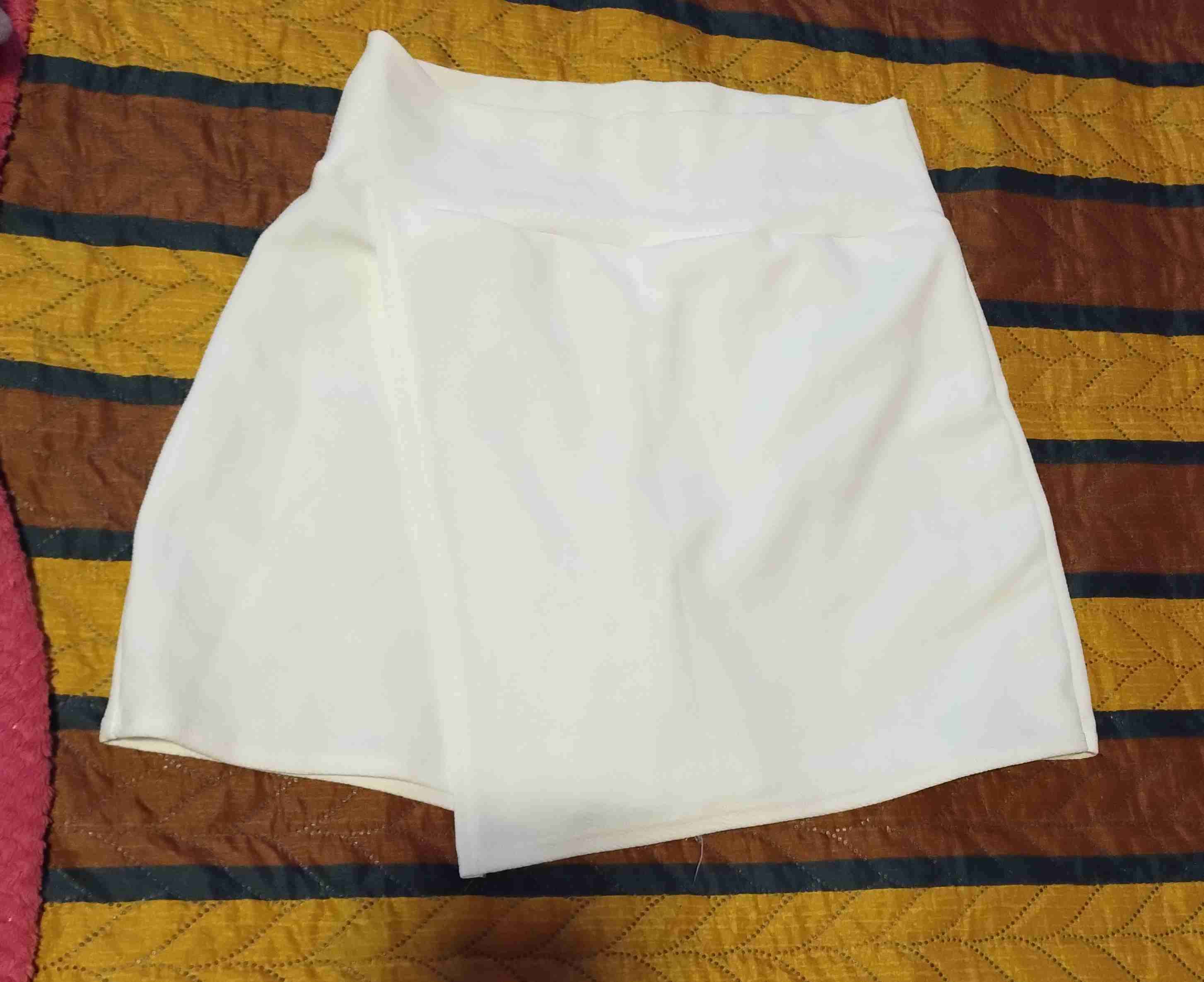 Falda shorts blanca elegante