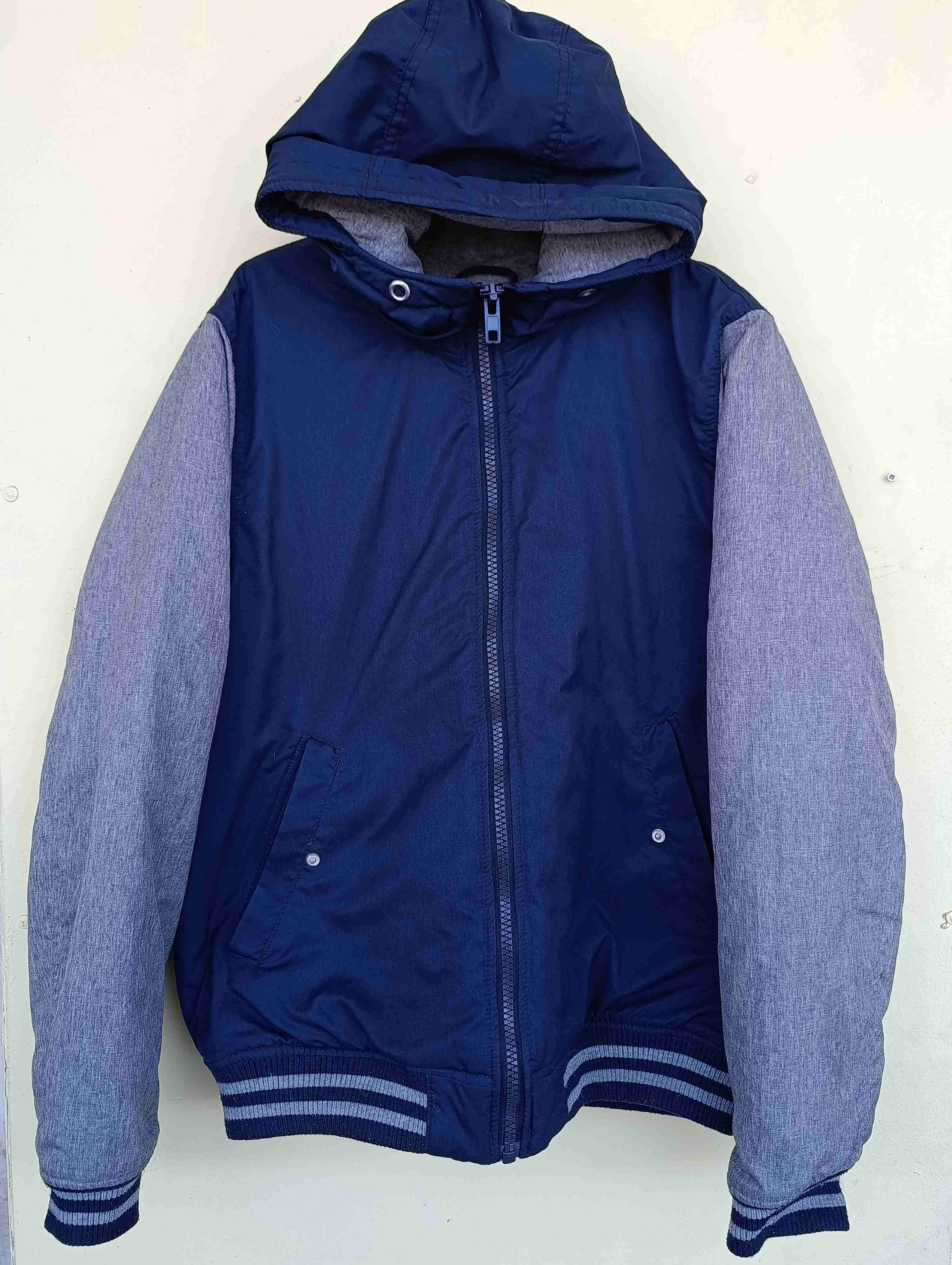 Chaqueta azul con capucha