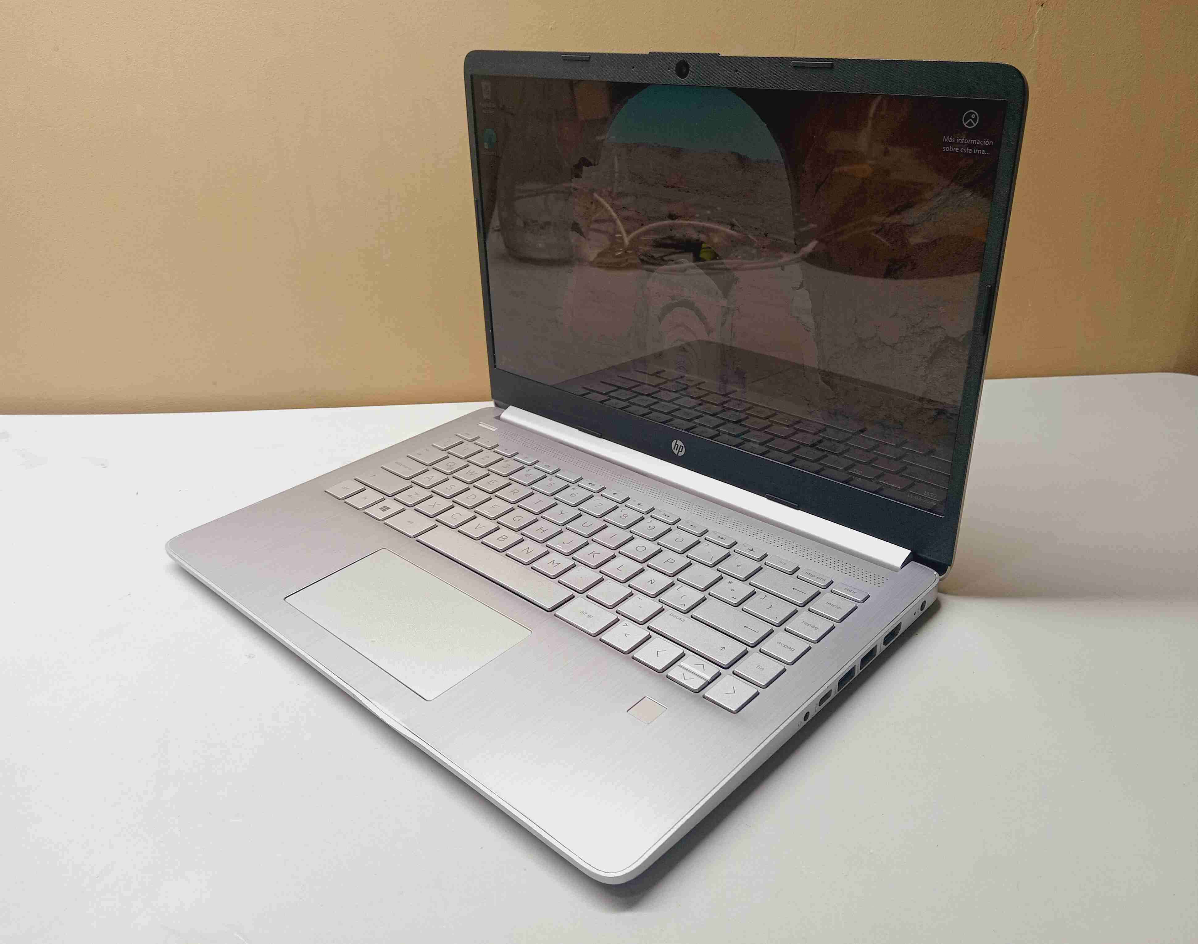 Notebook  HP 14 pulgadas plateada - miniatura 2
