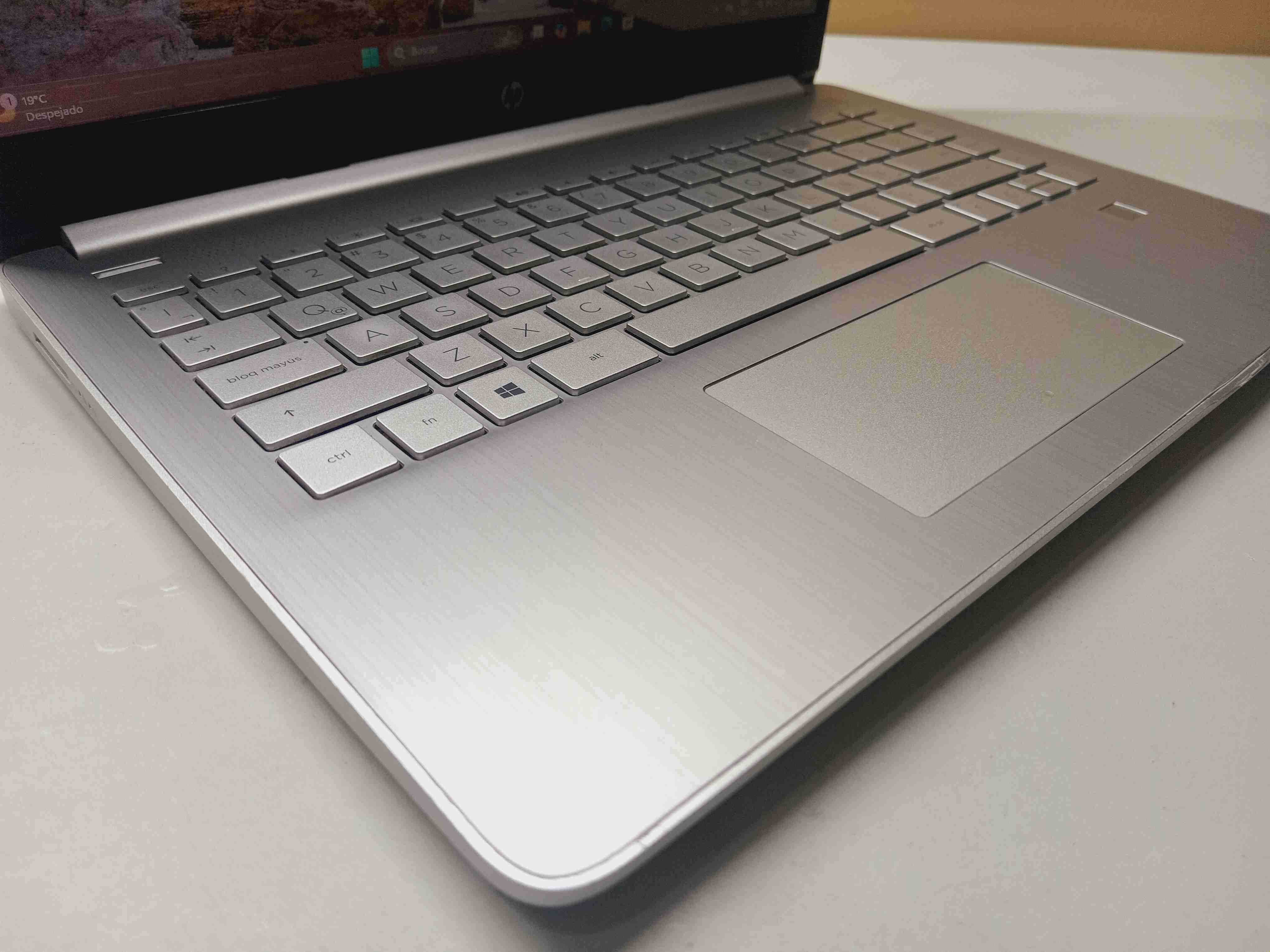 Notebook  HP 14 pulgadas plateada - miniatura 4