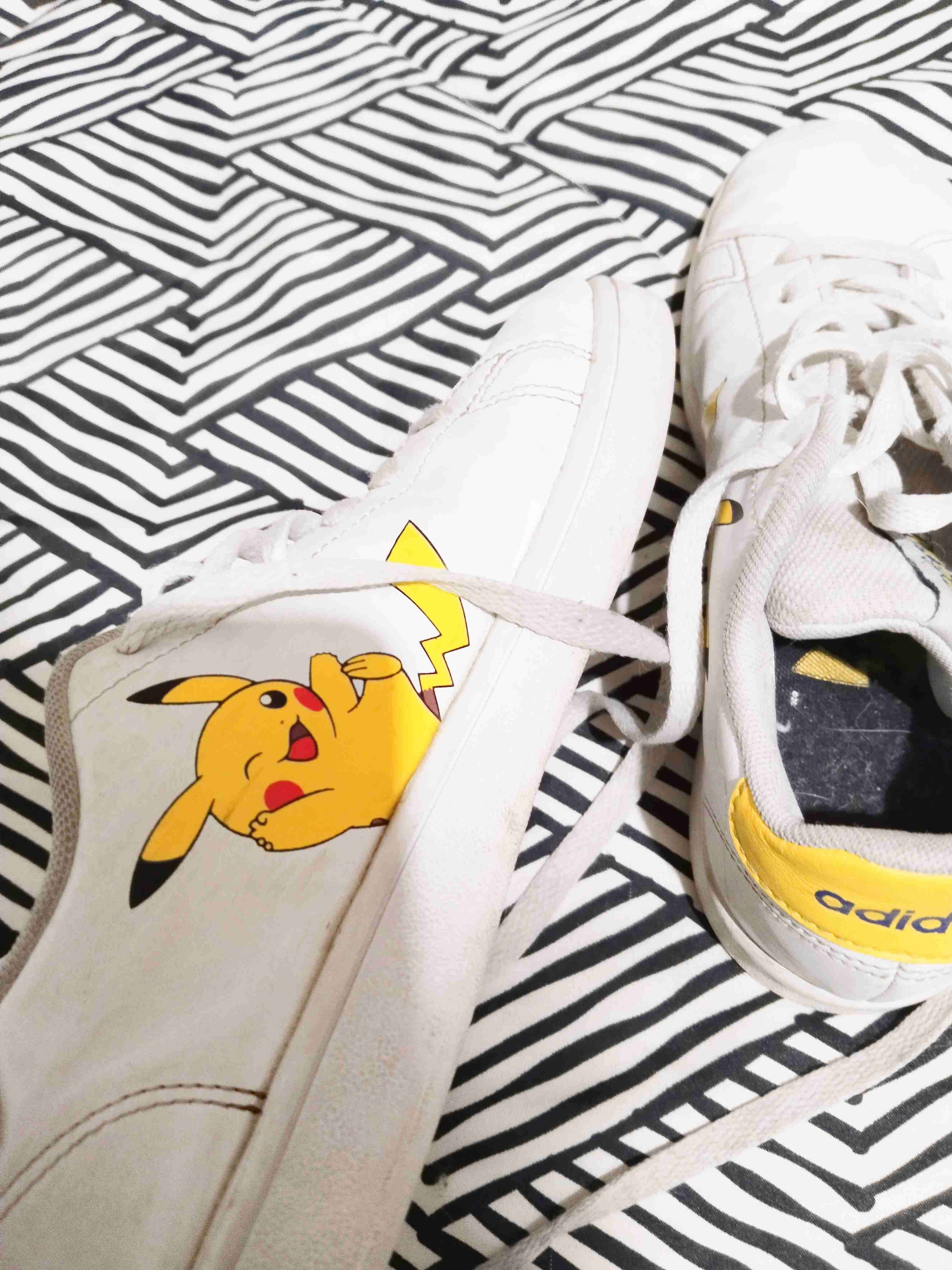 Zapatillas blancas con Pikachu Adidas