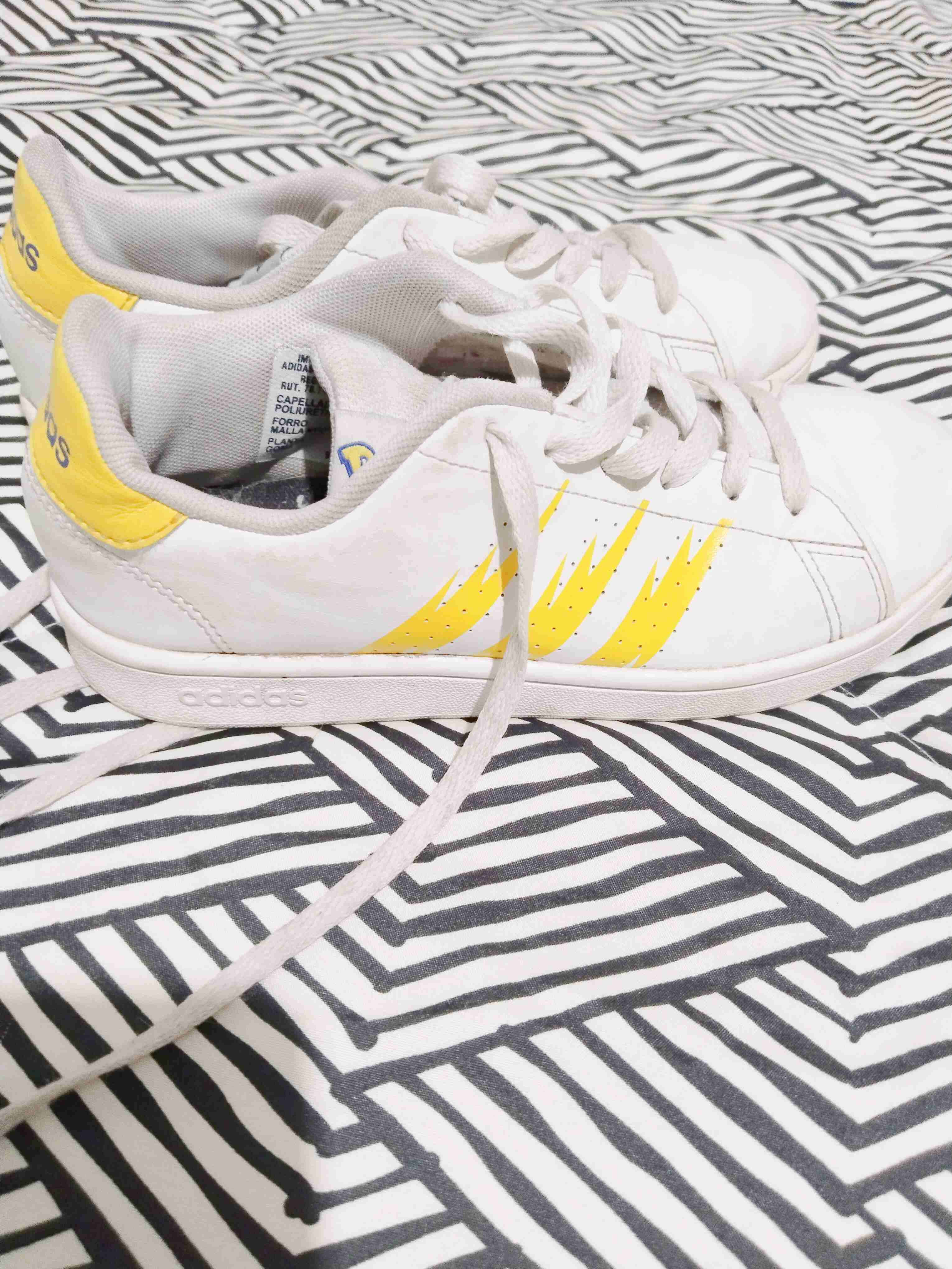 Zapatillas blancas con Pikachu Adidas - miniatura 2