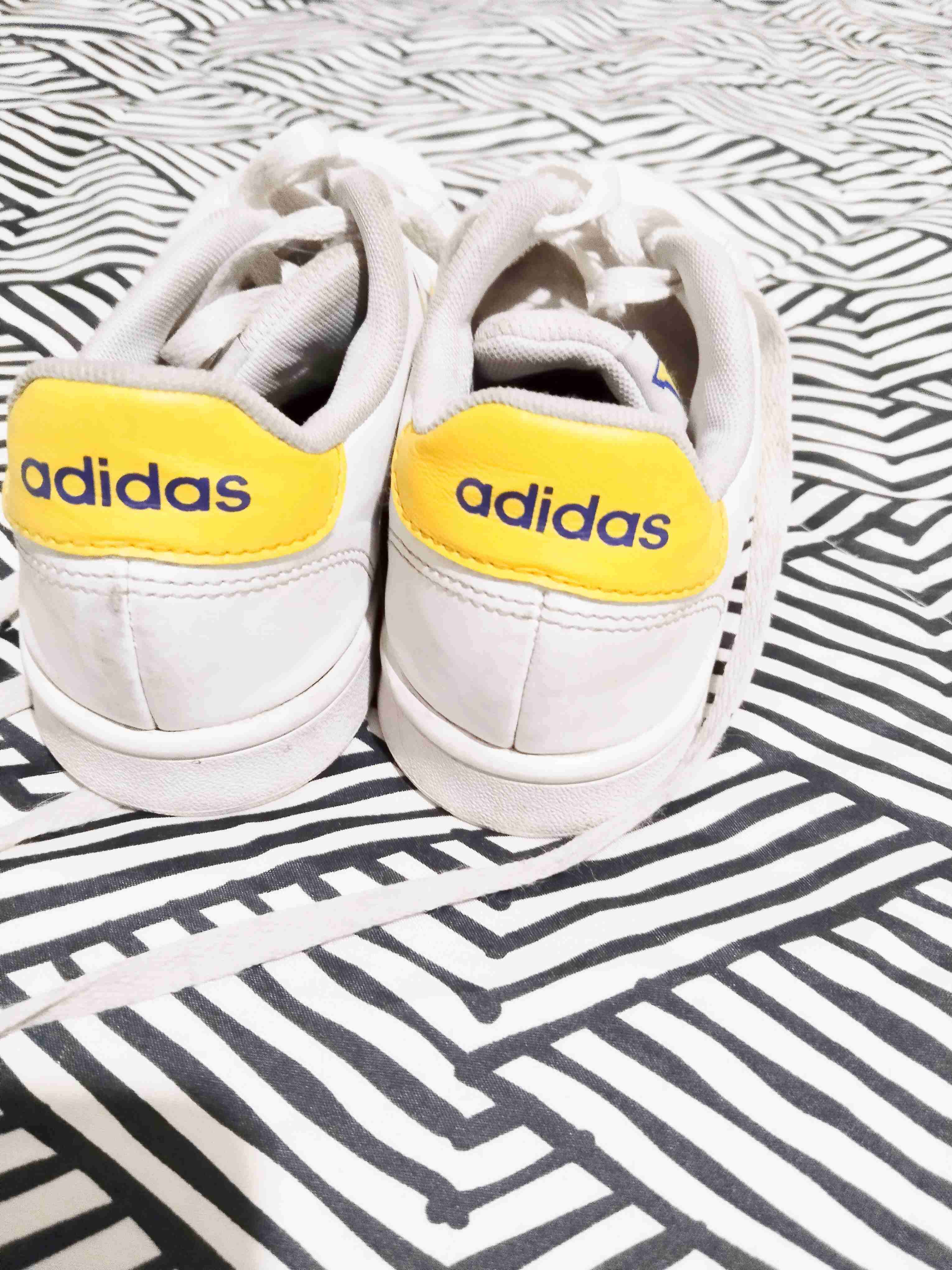 Zapatillas blancas con Pikachu Adidas - miniatura 3