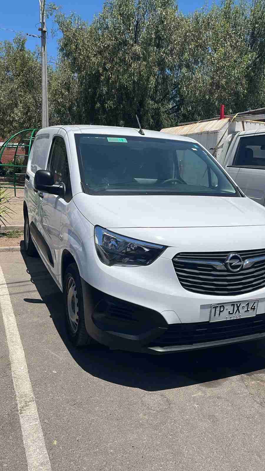 Furgón comercial blanco en excelente estado. - miniatura 2