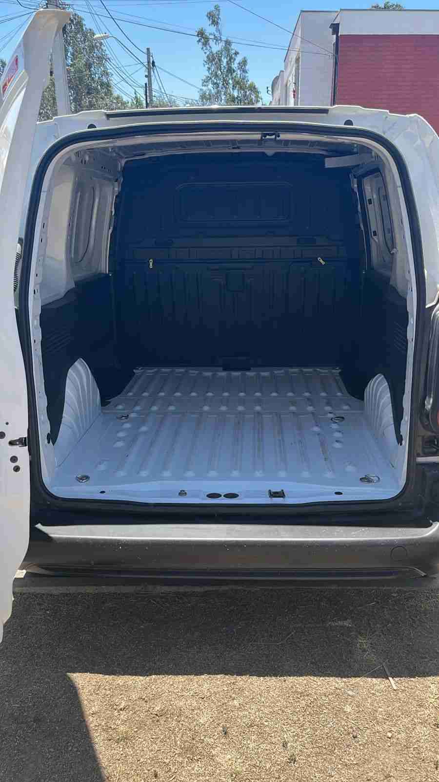 Furgón comercial blanco en excelente estado. - miniatura 3