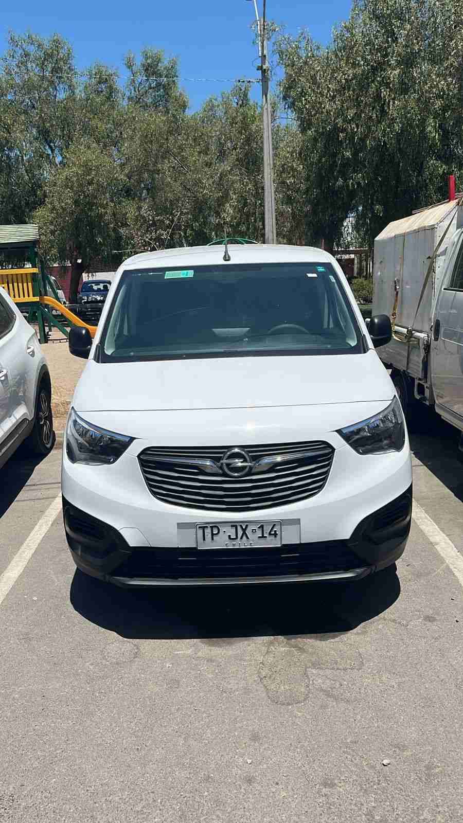 Furgón comercial blanco en excelente estado. - miniatura 4