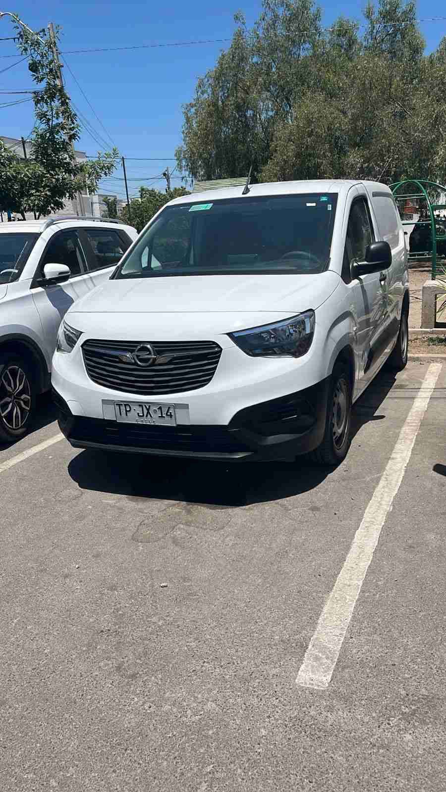 Furgón comercial blanco en excelente estado. - miniatura 5