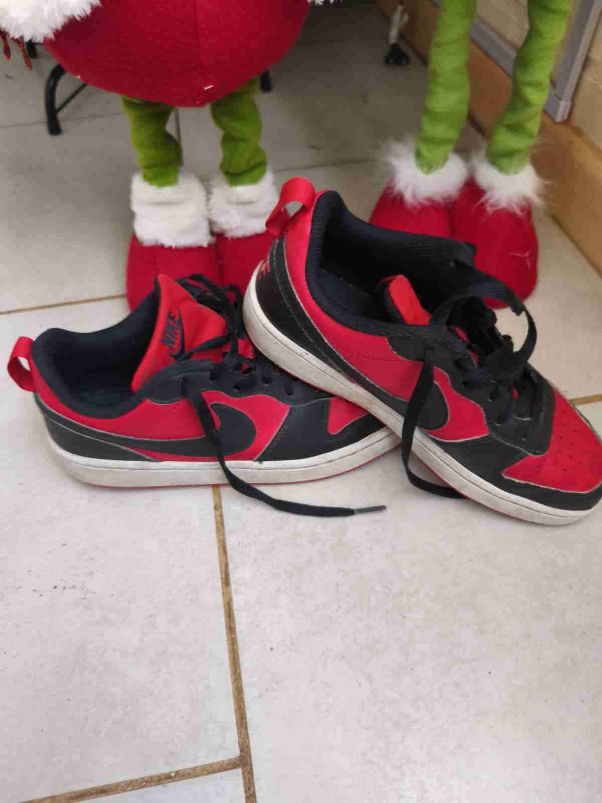 Zapatillas deportivas rojo y negro marca nike - miniatura 2