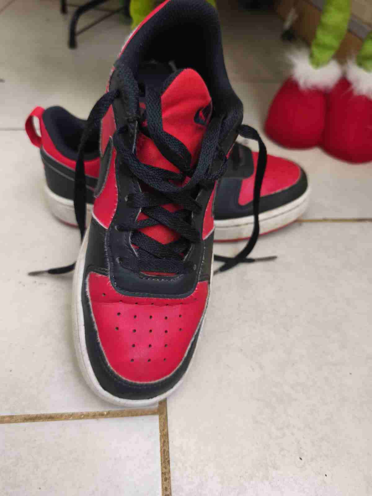 Zapatillas deportivas rojo y negro marca nike - miniatura 3