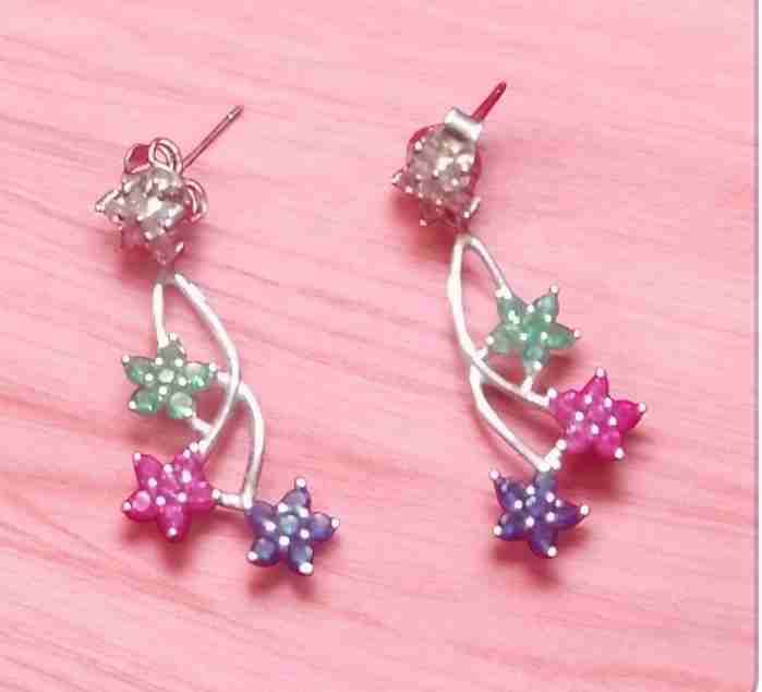 Aros colgantes plateados con flores