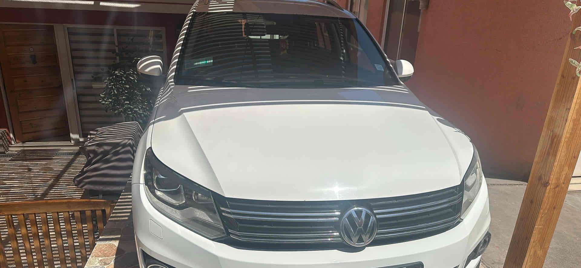 SUV blanco en buen estado - miniatura 2