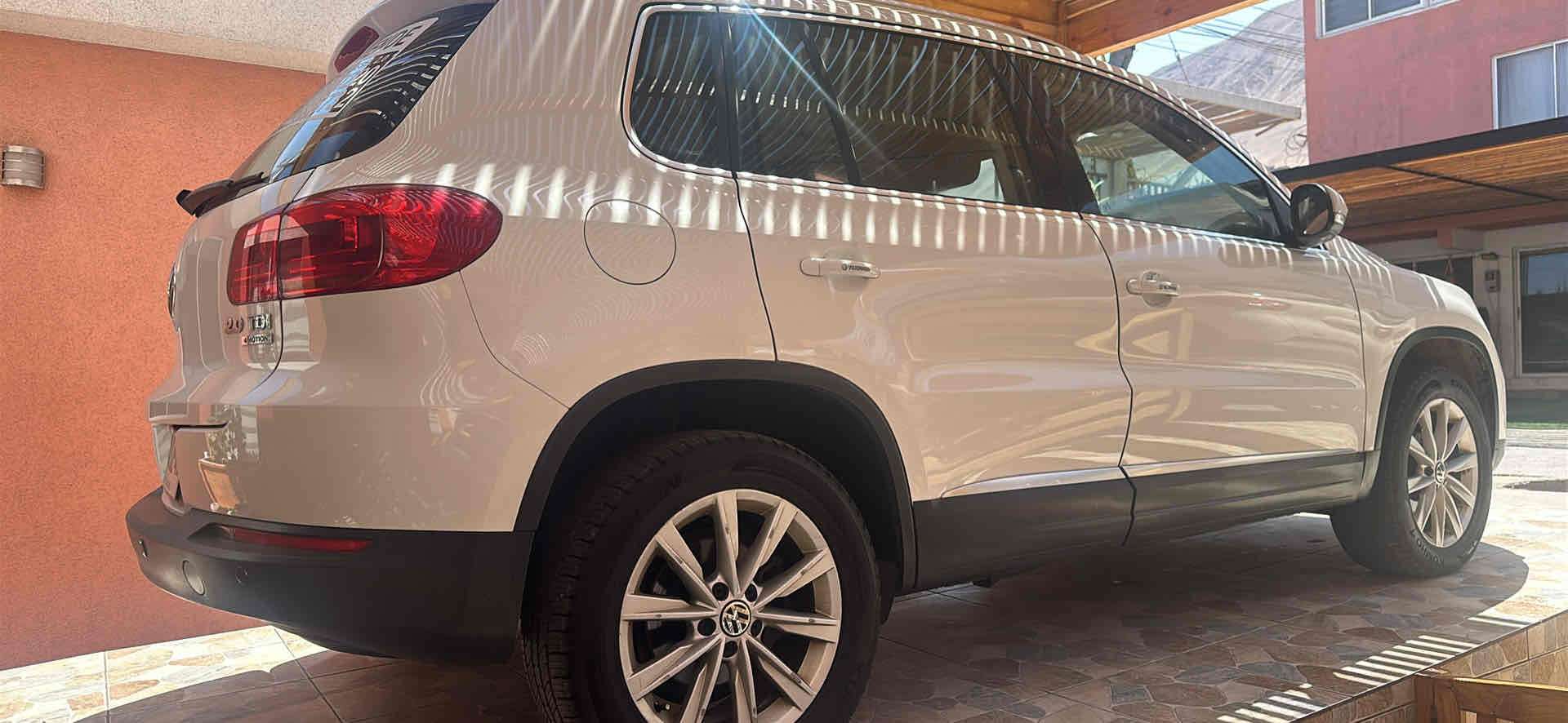 SUV blanco en buen estado - miniatura 3