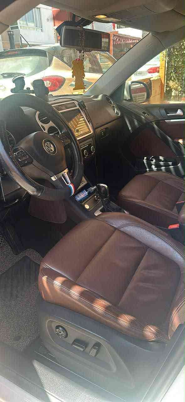 SUV blanco en buen estado - miniatura 4