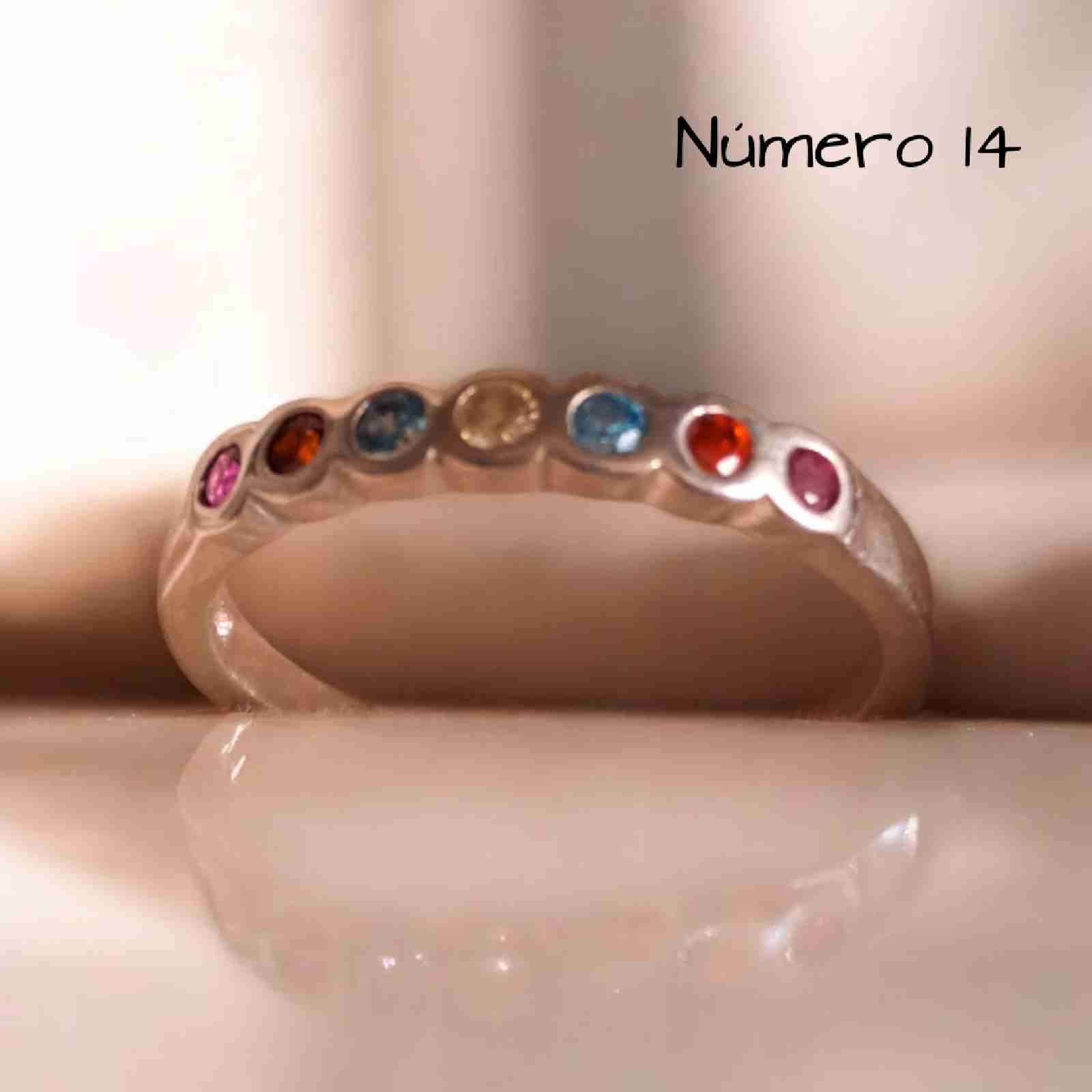 Anillo con piedras de colores