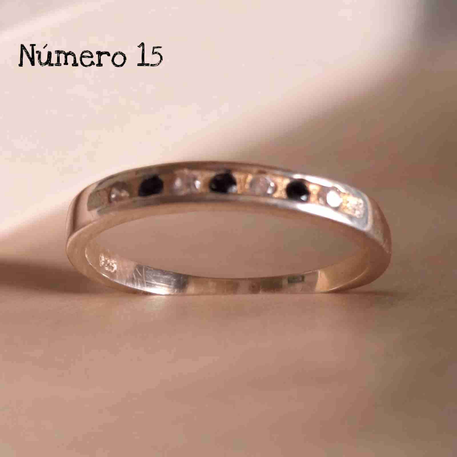 Anillo de plata con piedras