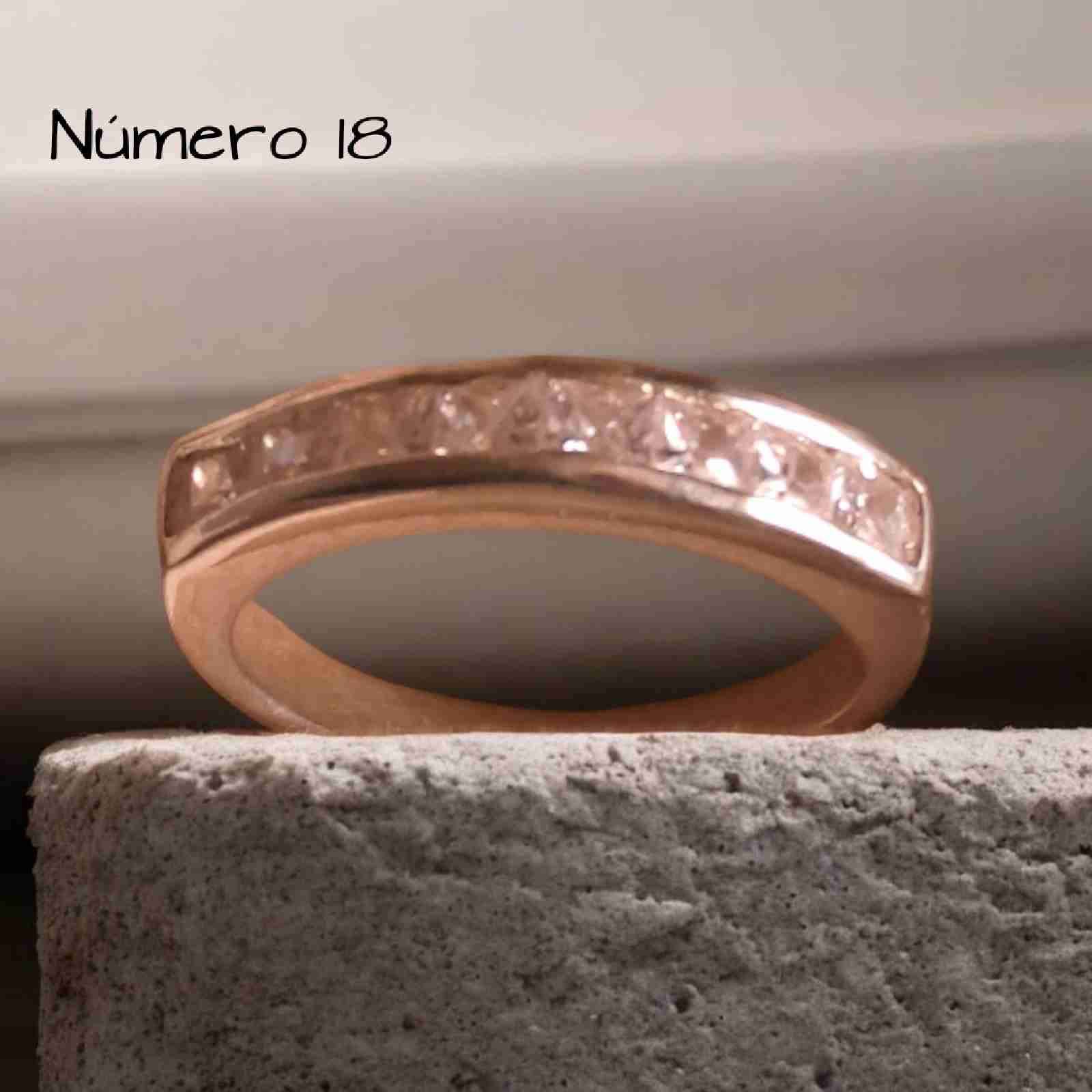 Anillo de plata con piedras brillantes