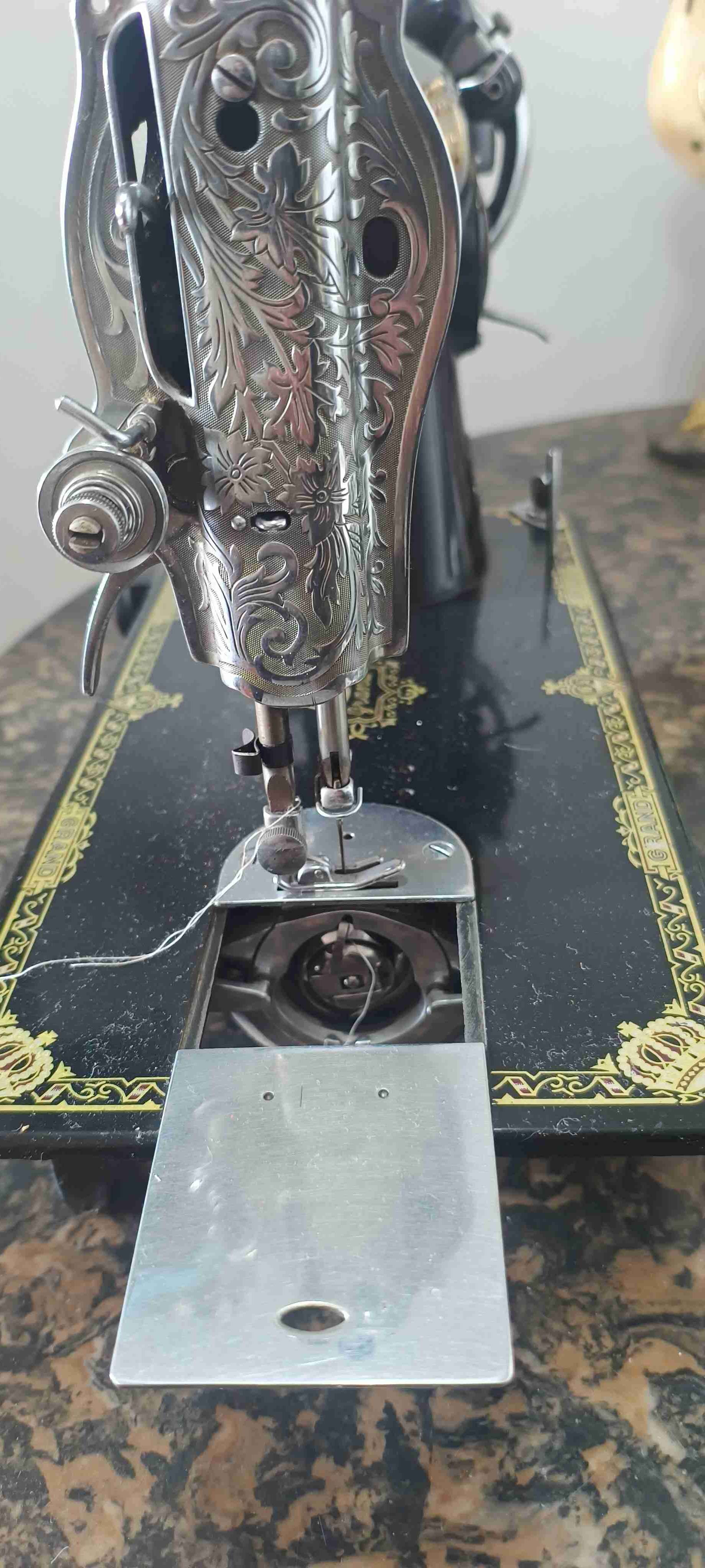 Máquina de coser antigua Grand - miniatura 2