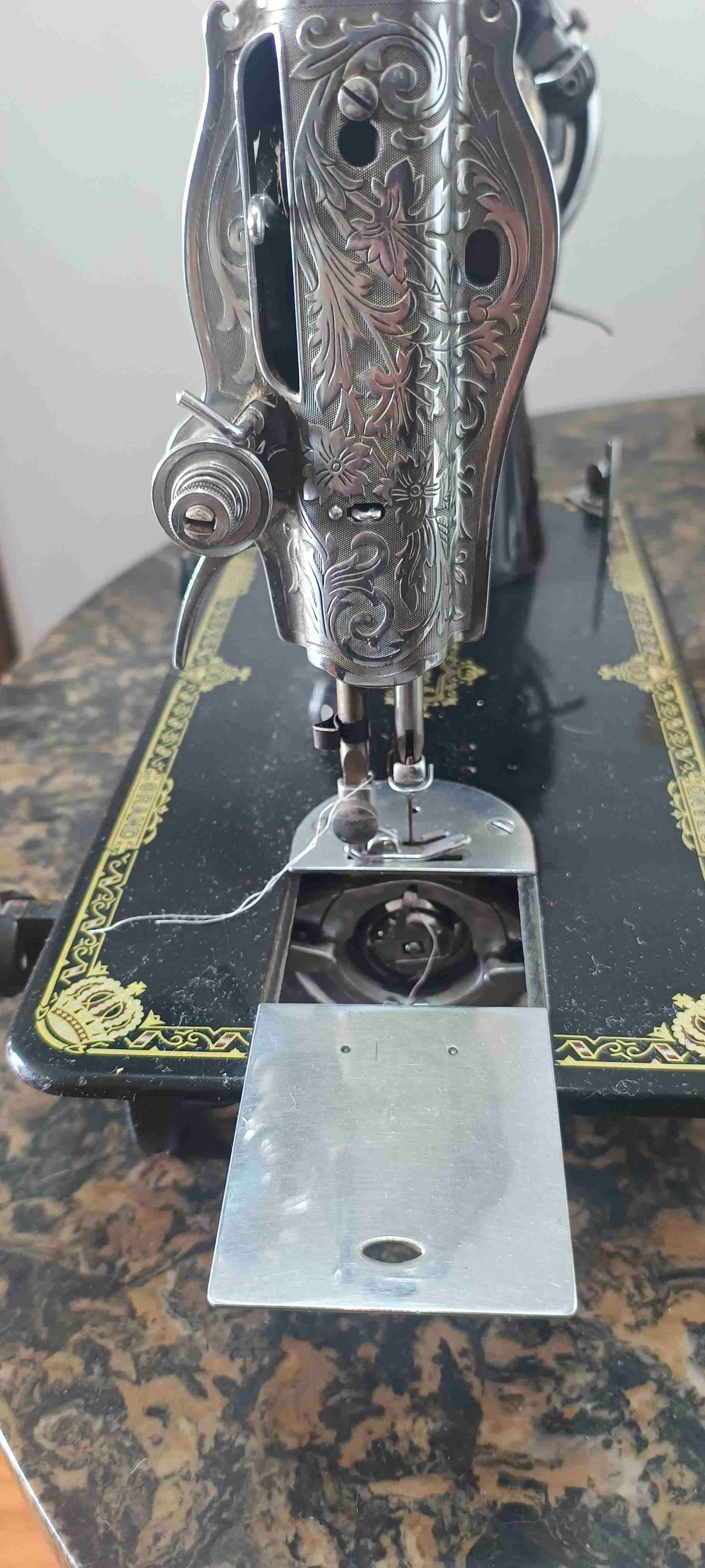 Máquina de coser antigua Grand - miniatura 3