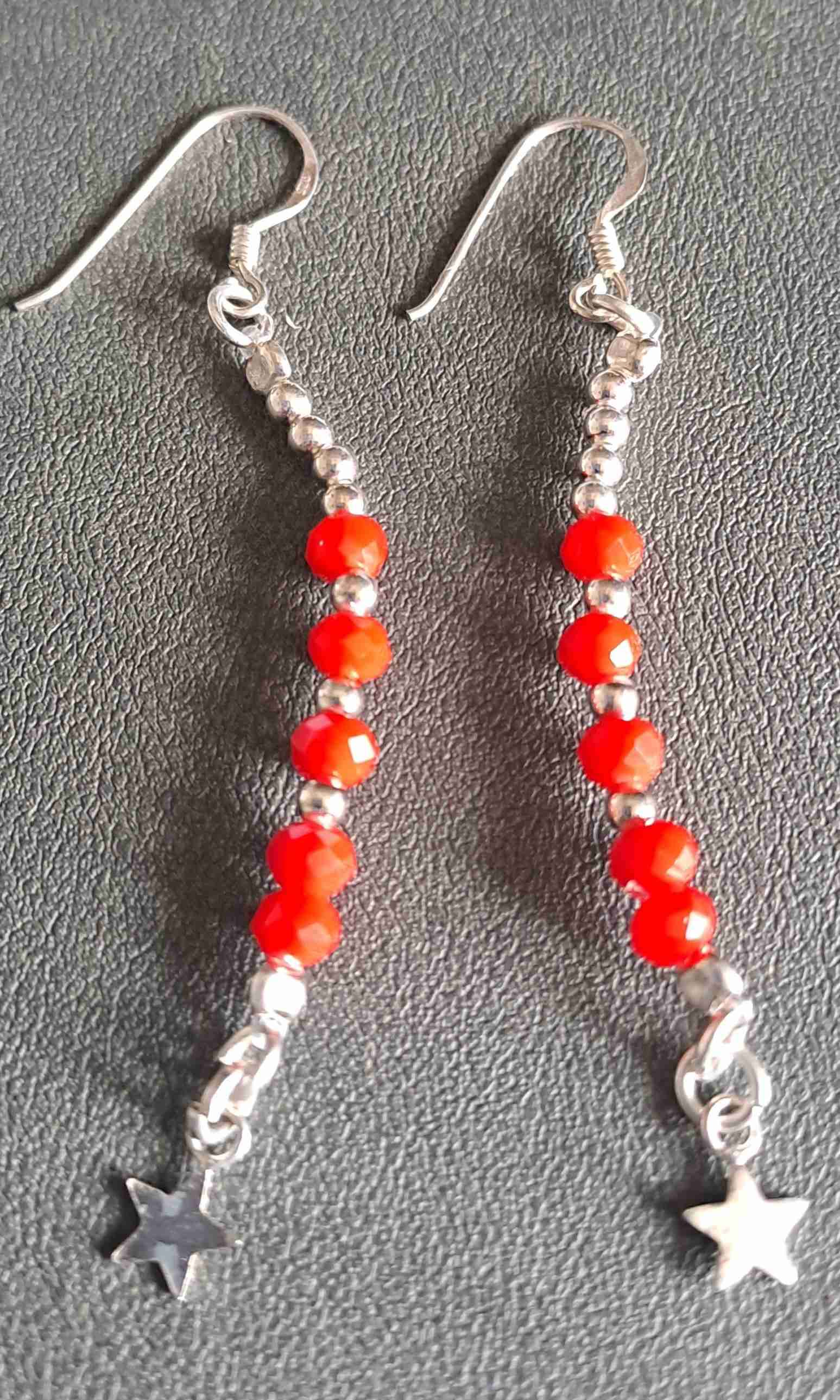 Aros de plata largos con cuentas rojas