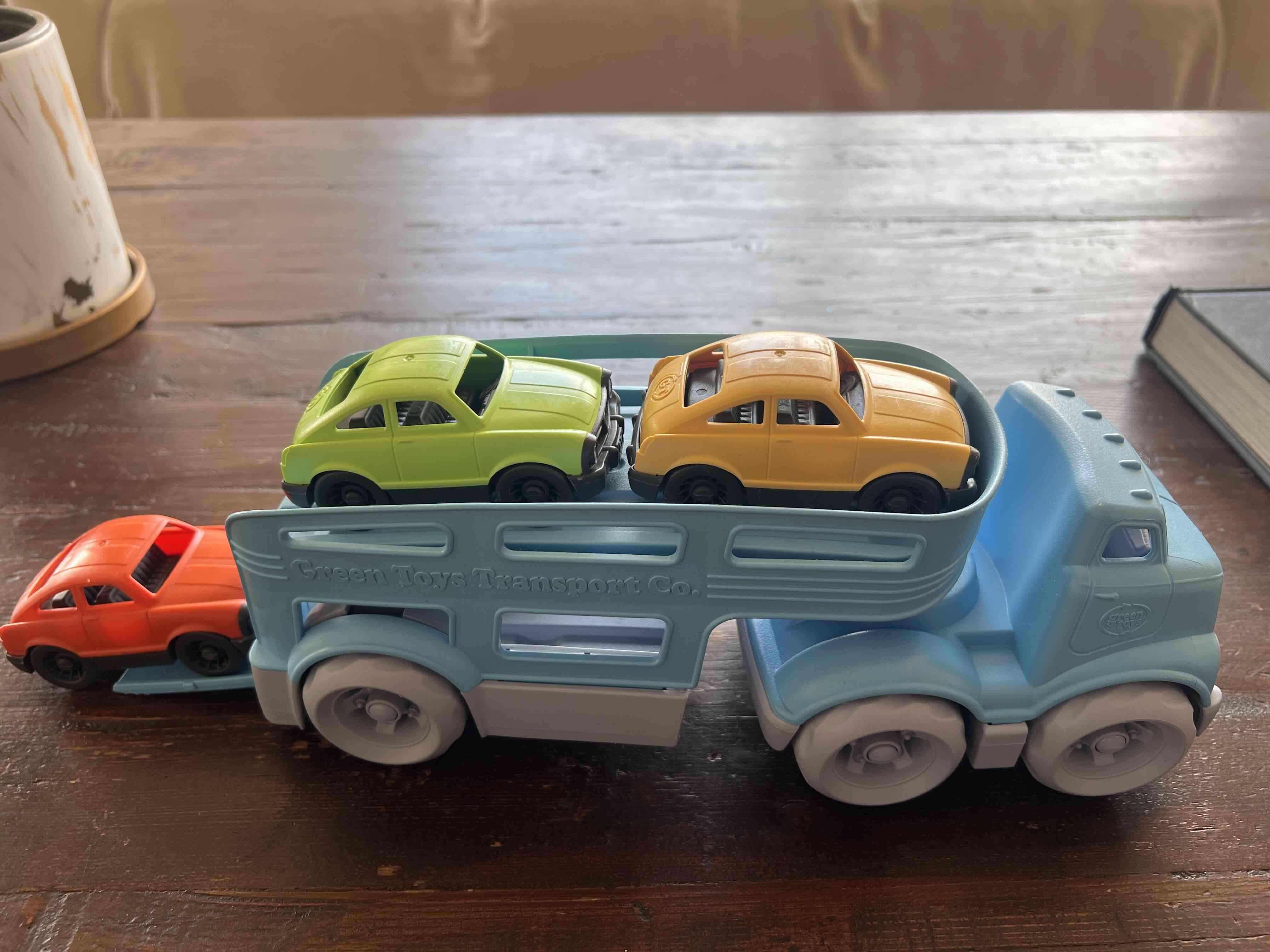 Camión transportador de autos juguete