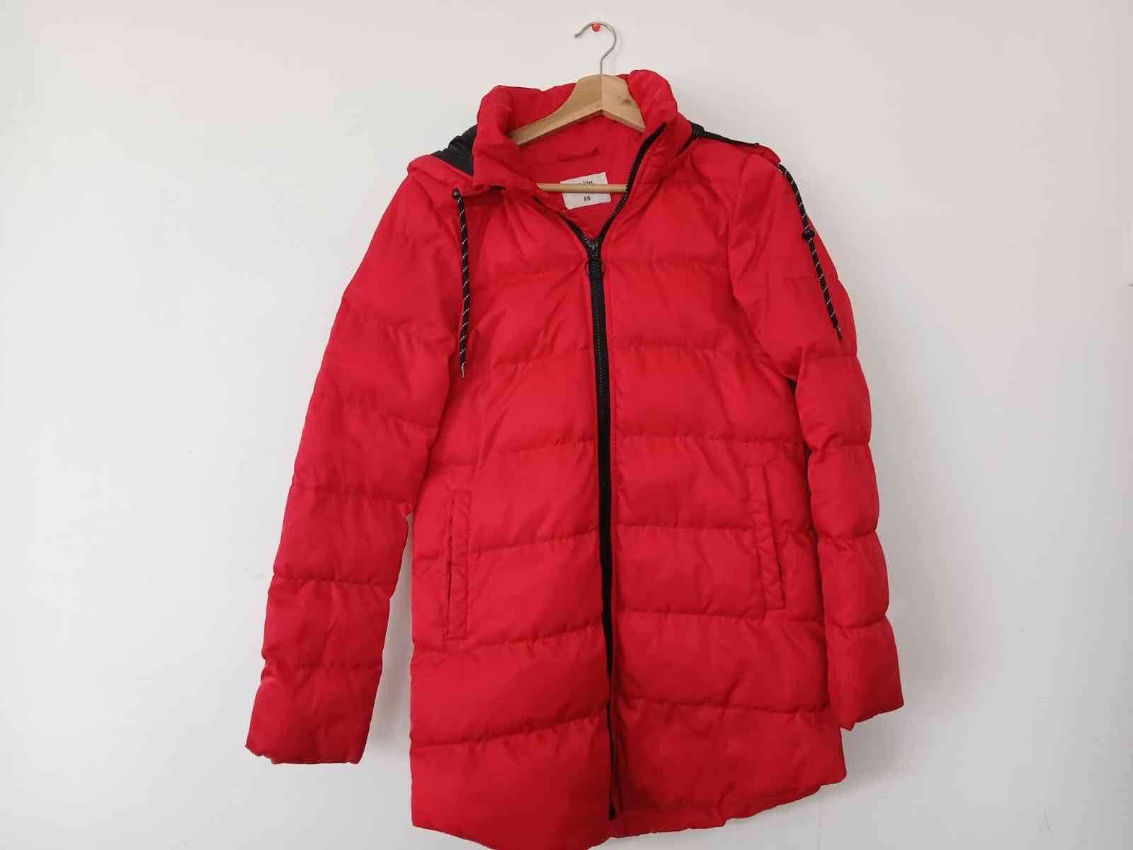 Abrigo acolchado rojo con capucha