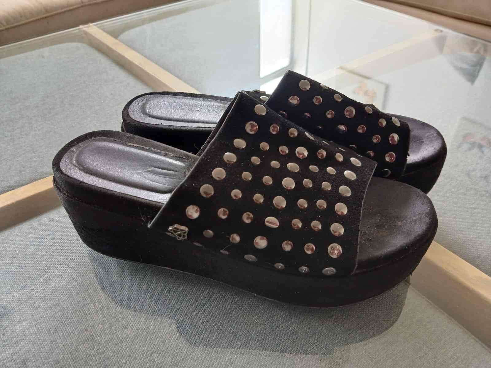 Sandalias negras con plataforma y tachas