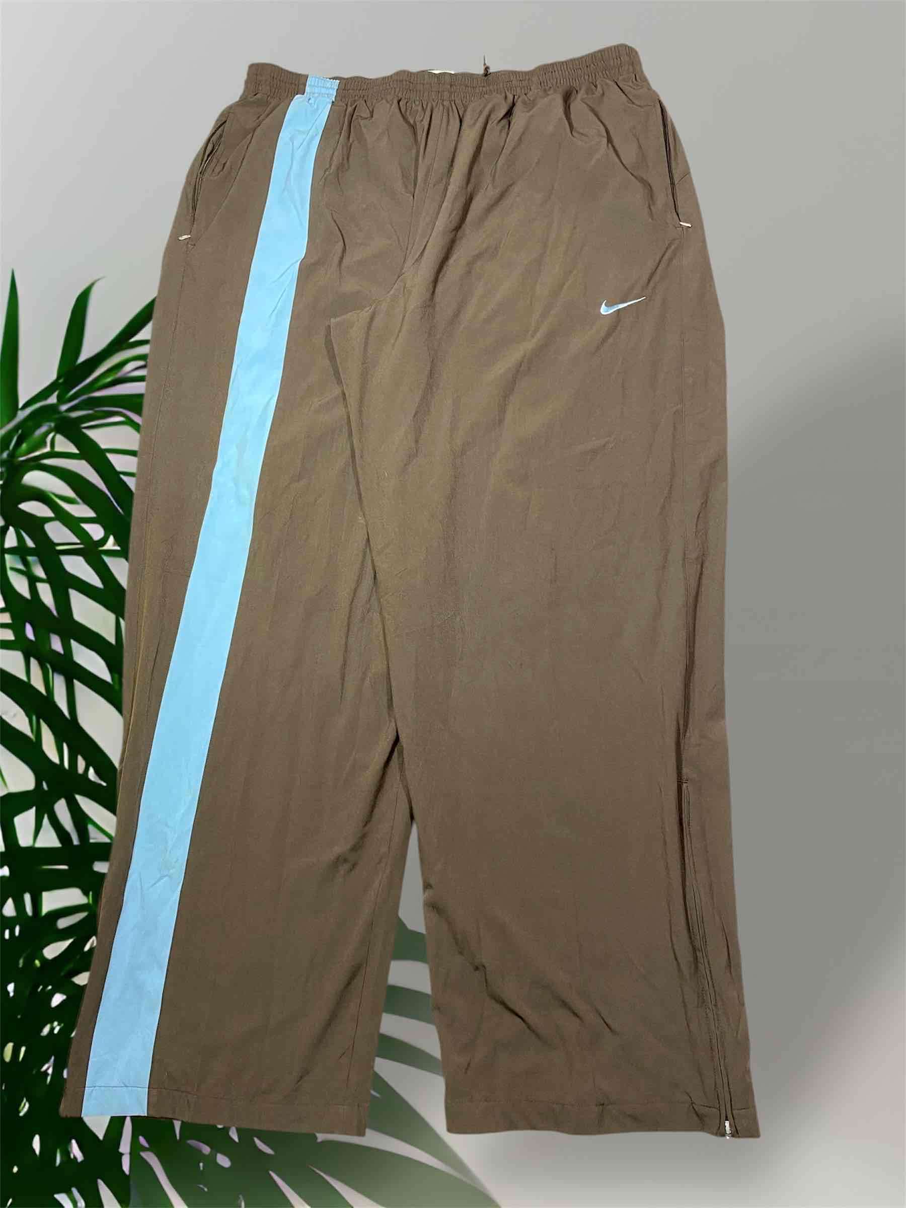 Pantalones deportivos café con franja azul