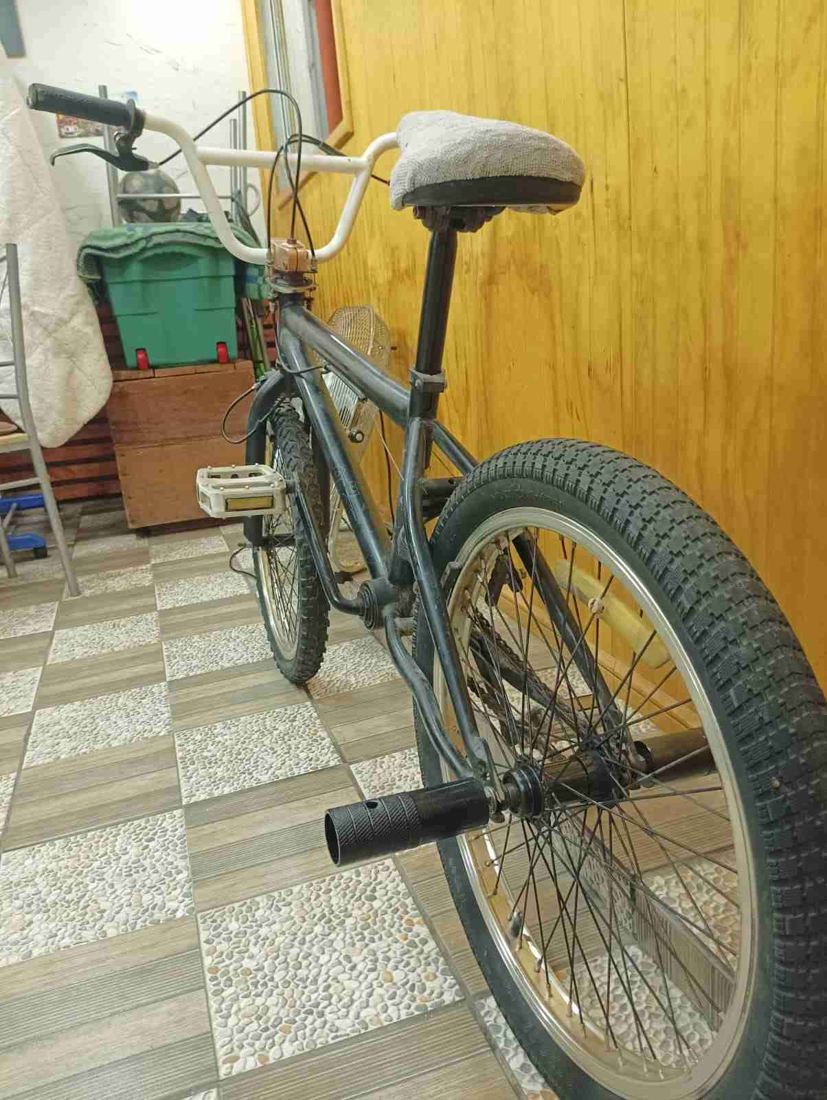 Bicicleta BMX negra - miniatura 2