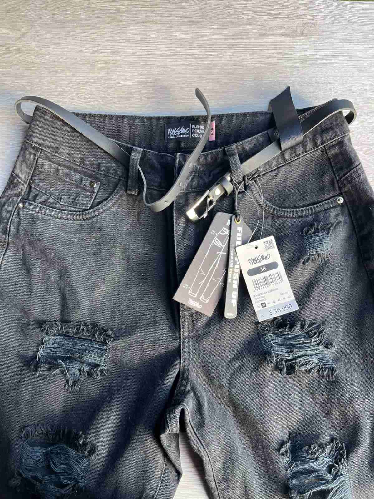 Jeans negros desgastados con cinturón