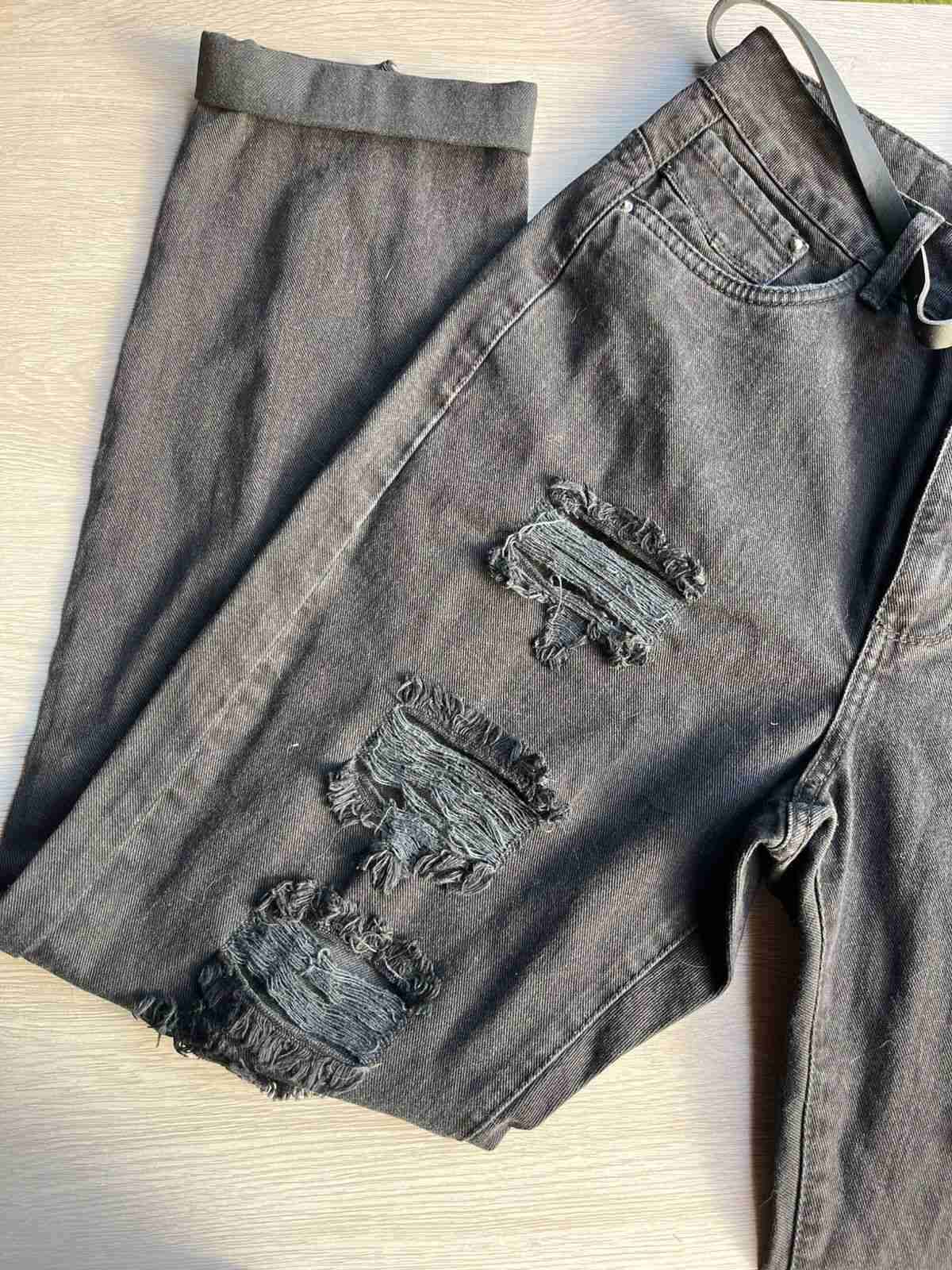 Jeans negros desgastados con cinturón - miniatura 2