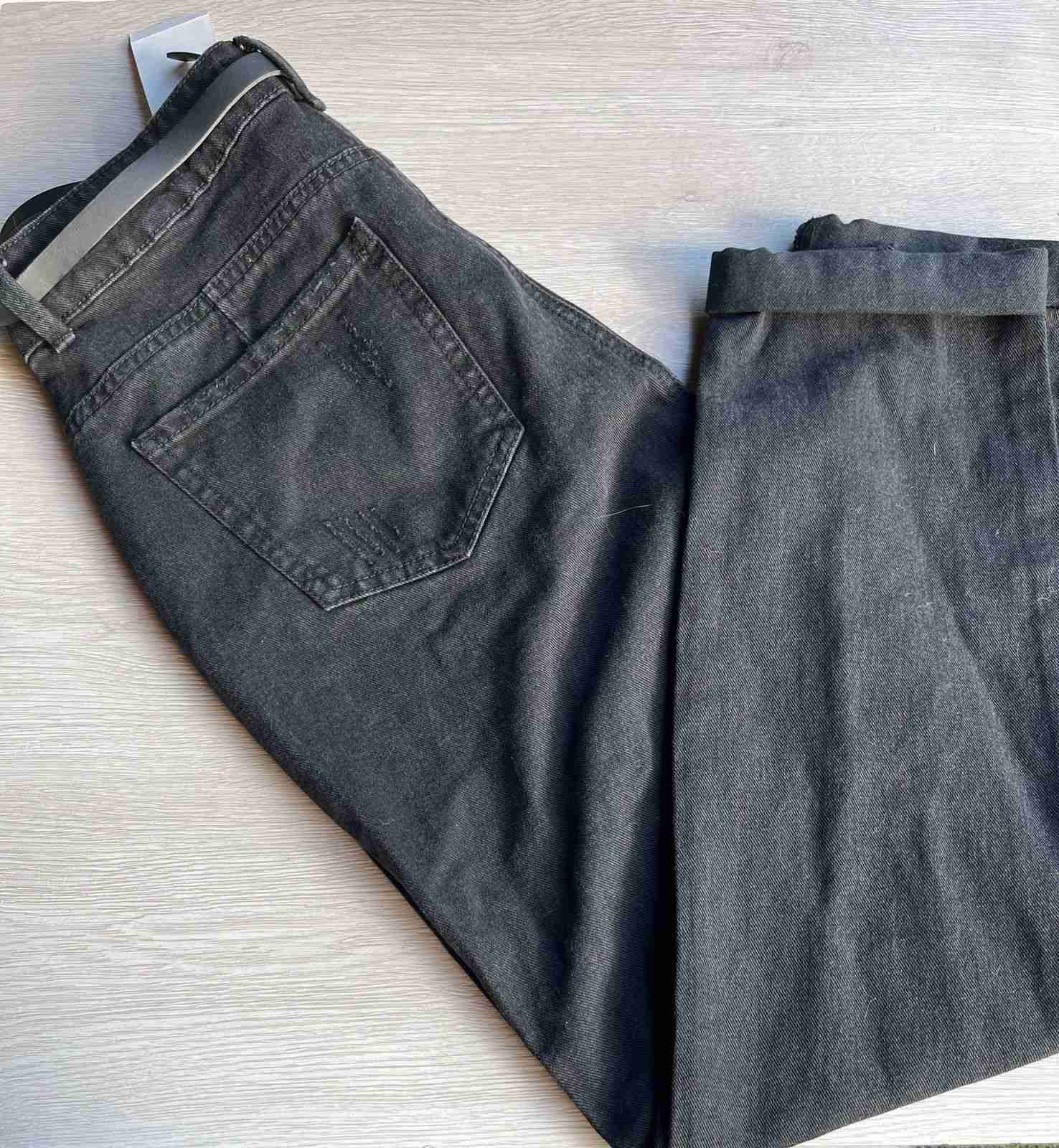 Jeans negros desgastados con cinturón - miniatura 3