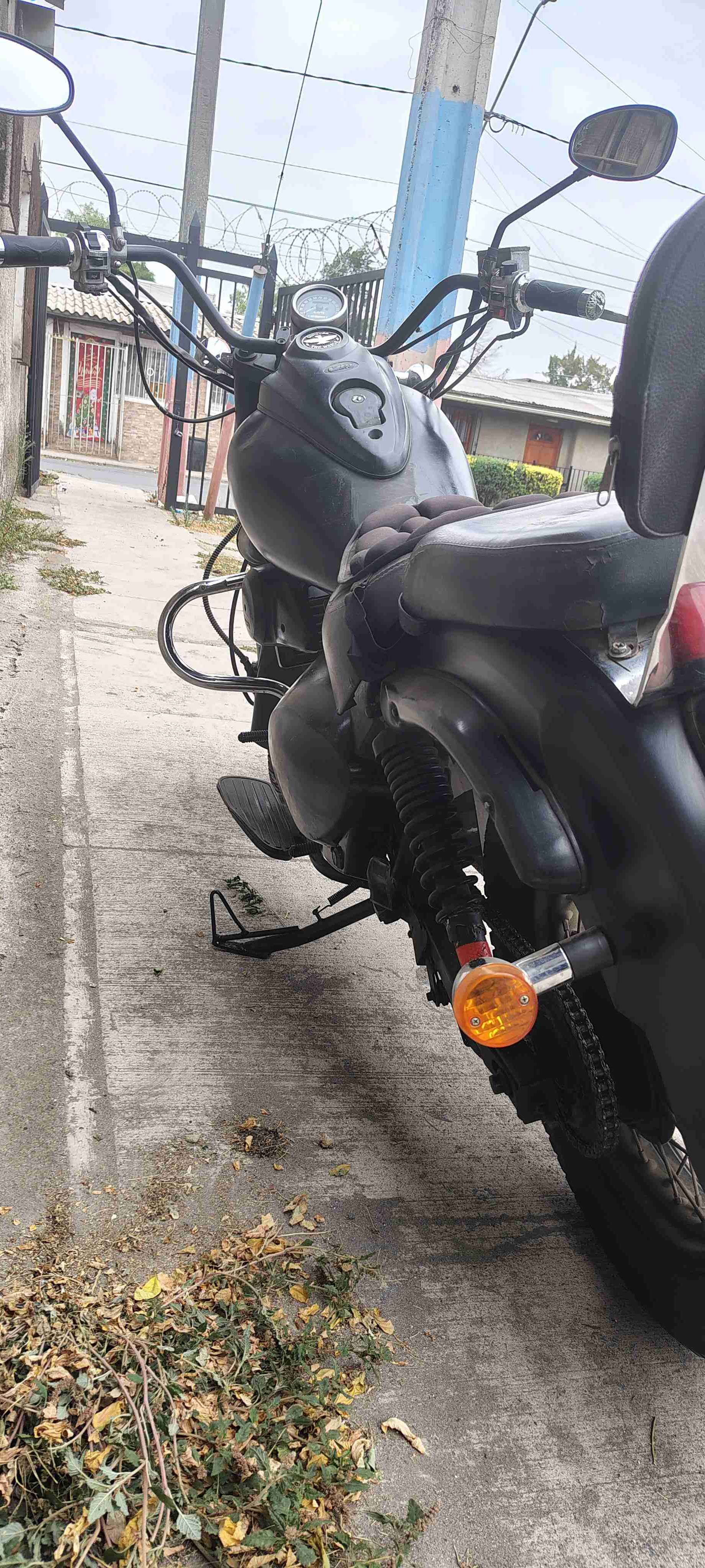 Moto negra estilo cruiser - miniatura 2