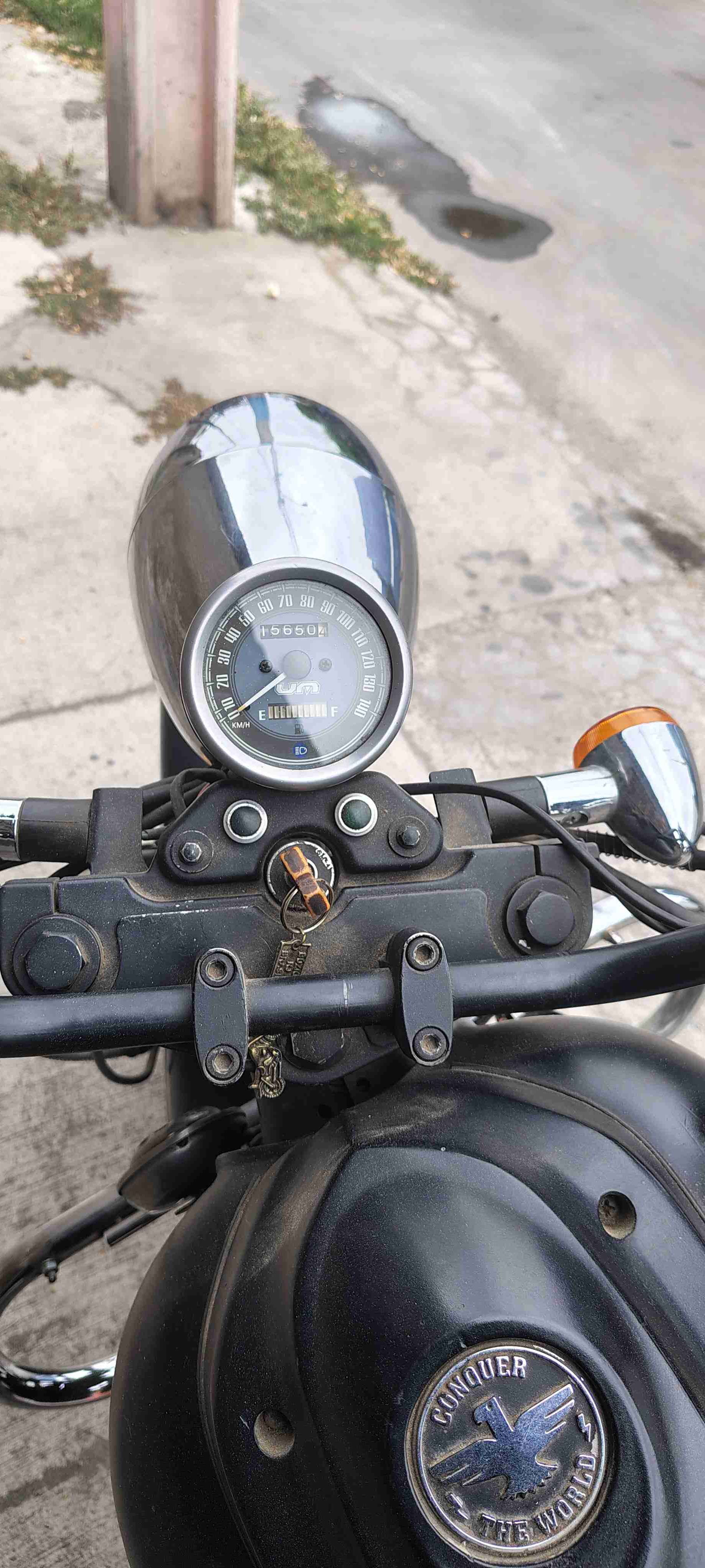 Moto negra estilo cruiser - miniatura 3