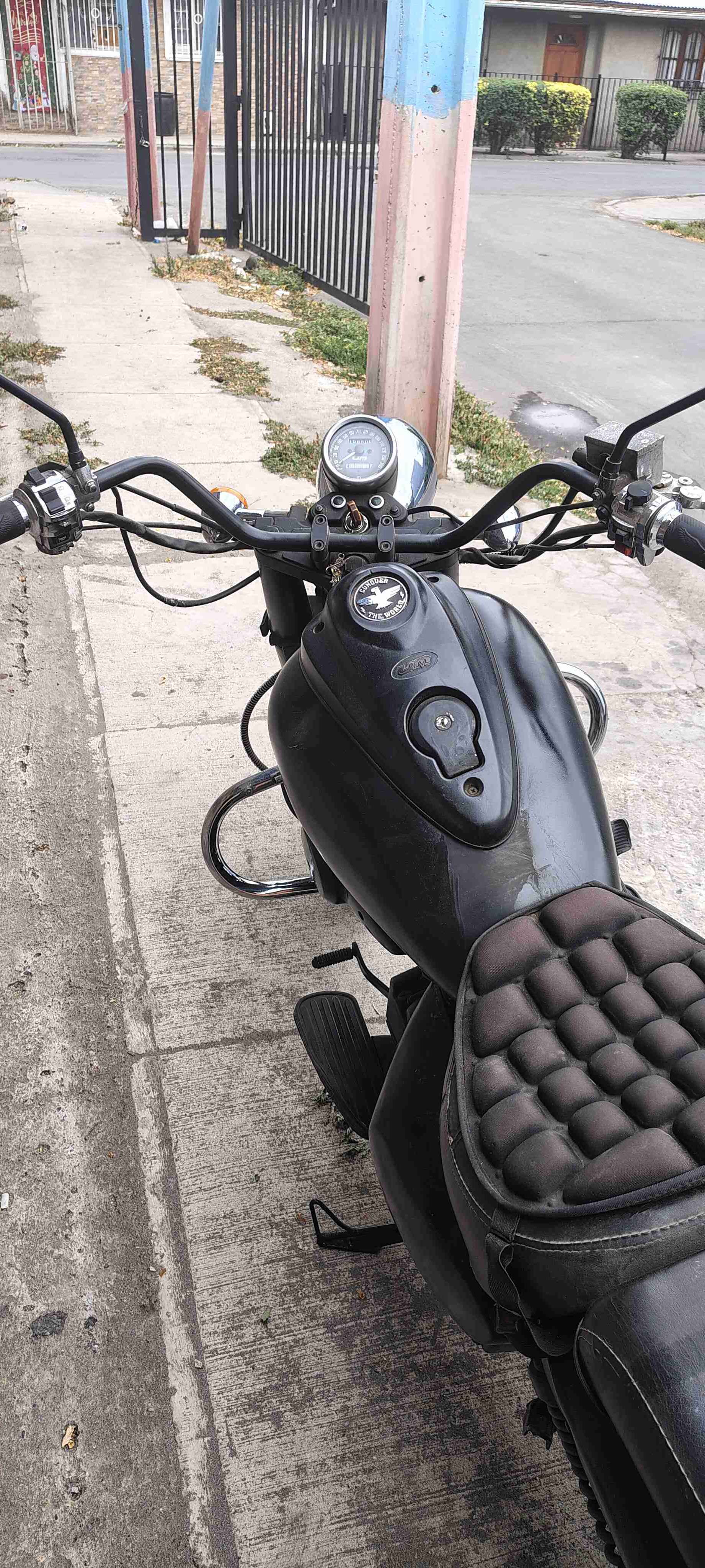 Moto negra estilo cruiser - miniatura 4