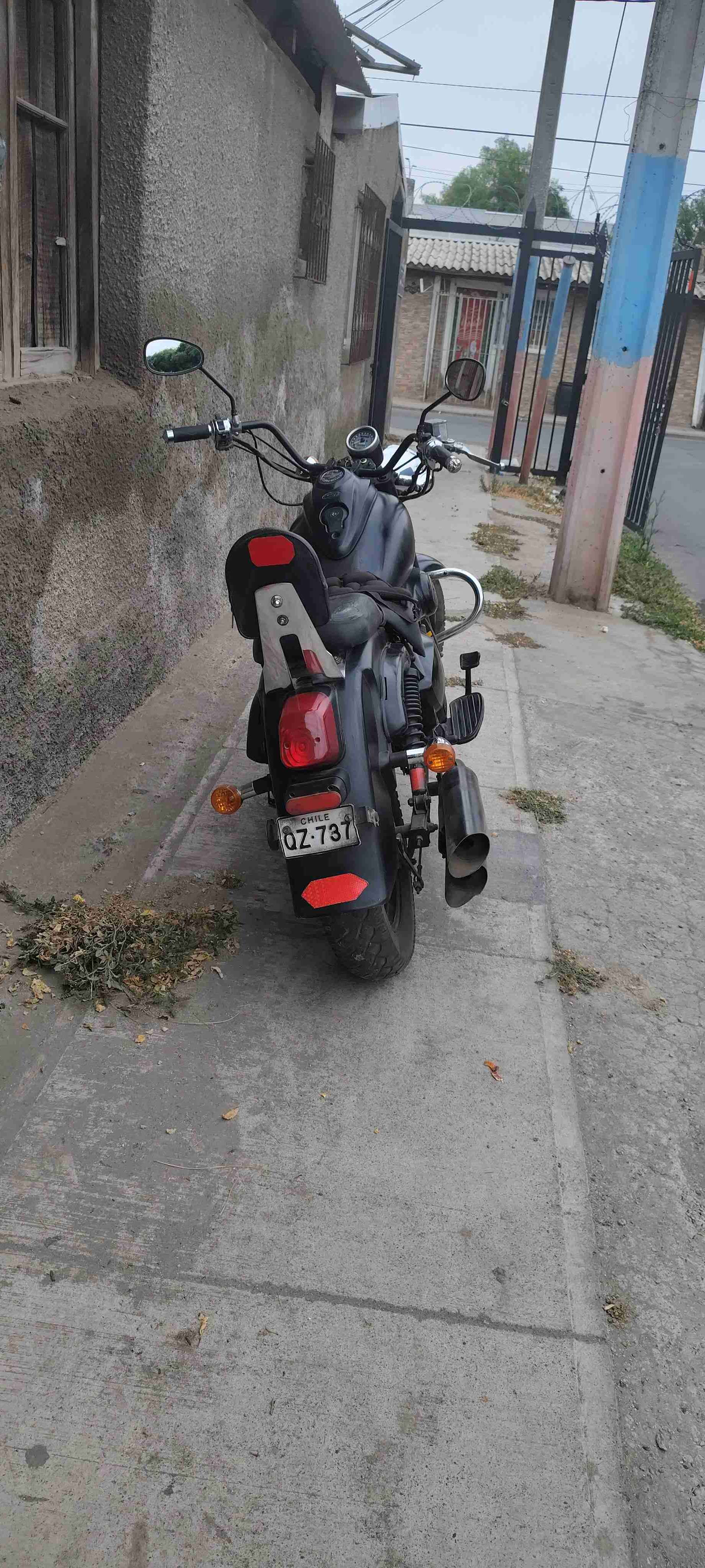 Moto negra estilo cruiser - miniatura 5