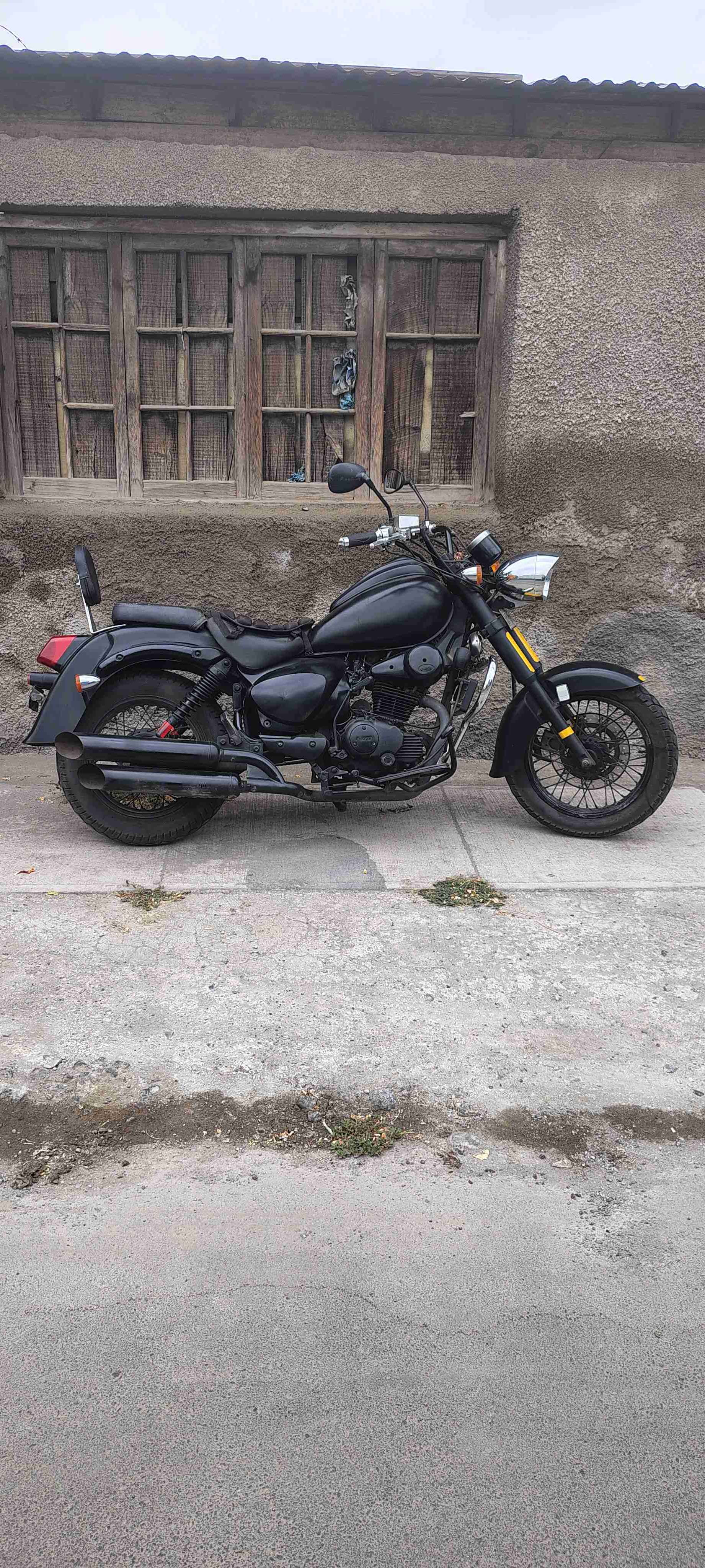 Moto negra estilo cruiser - miniatura 6