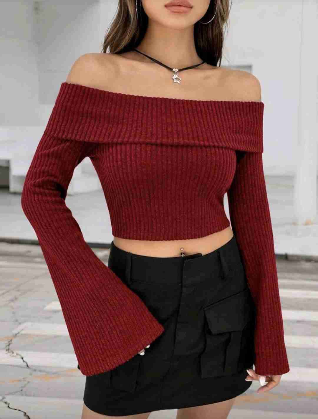 Camiseta corta con hombros descubiertos