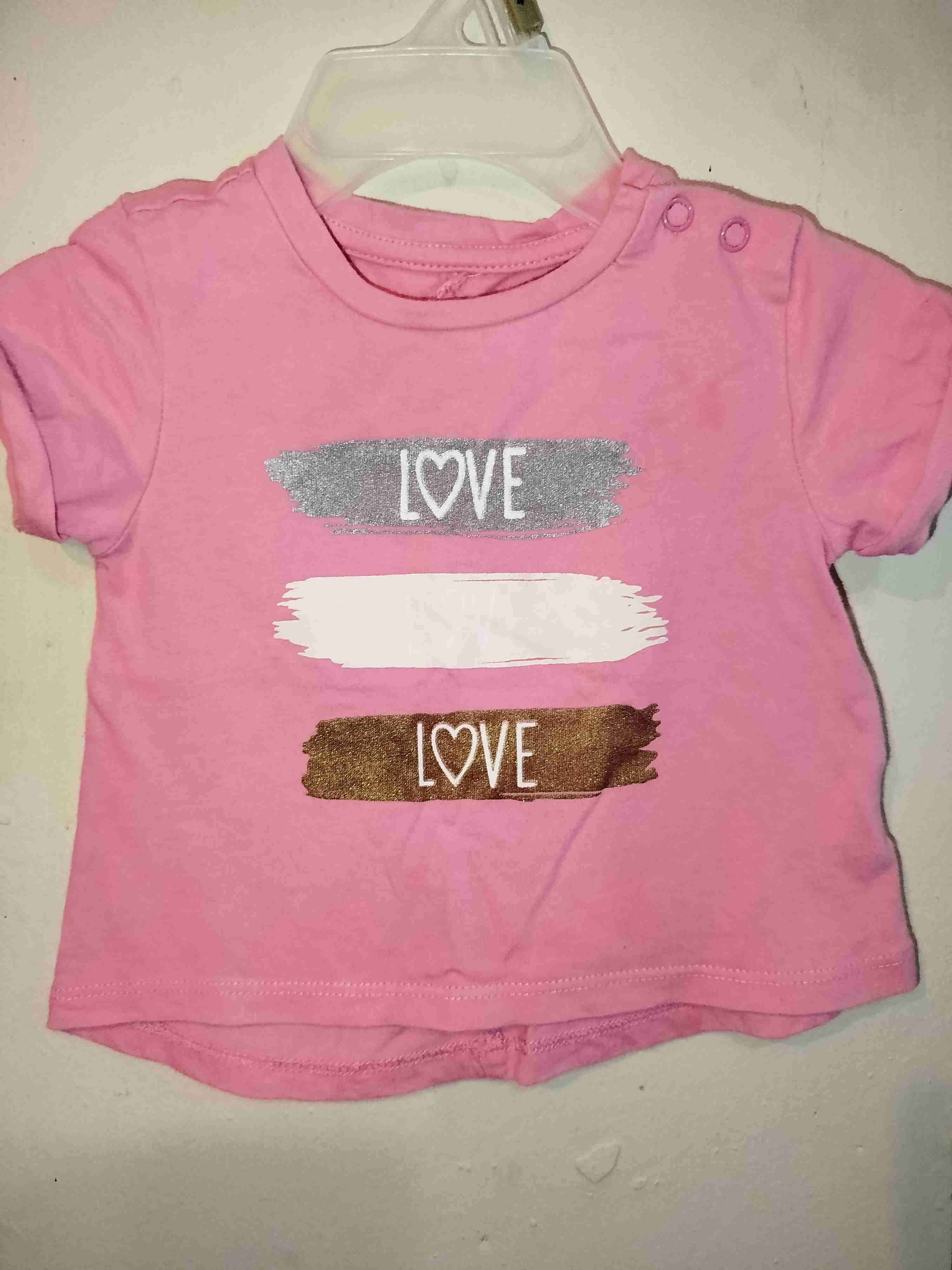 Polera rosa con diseño 'Love'