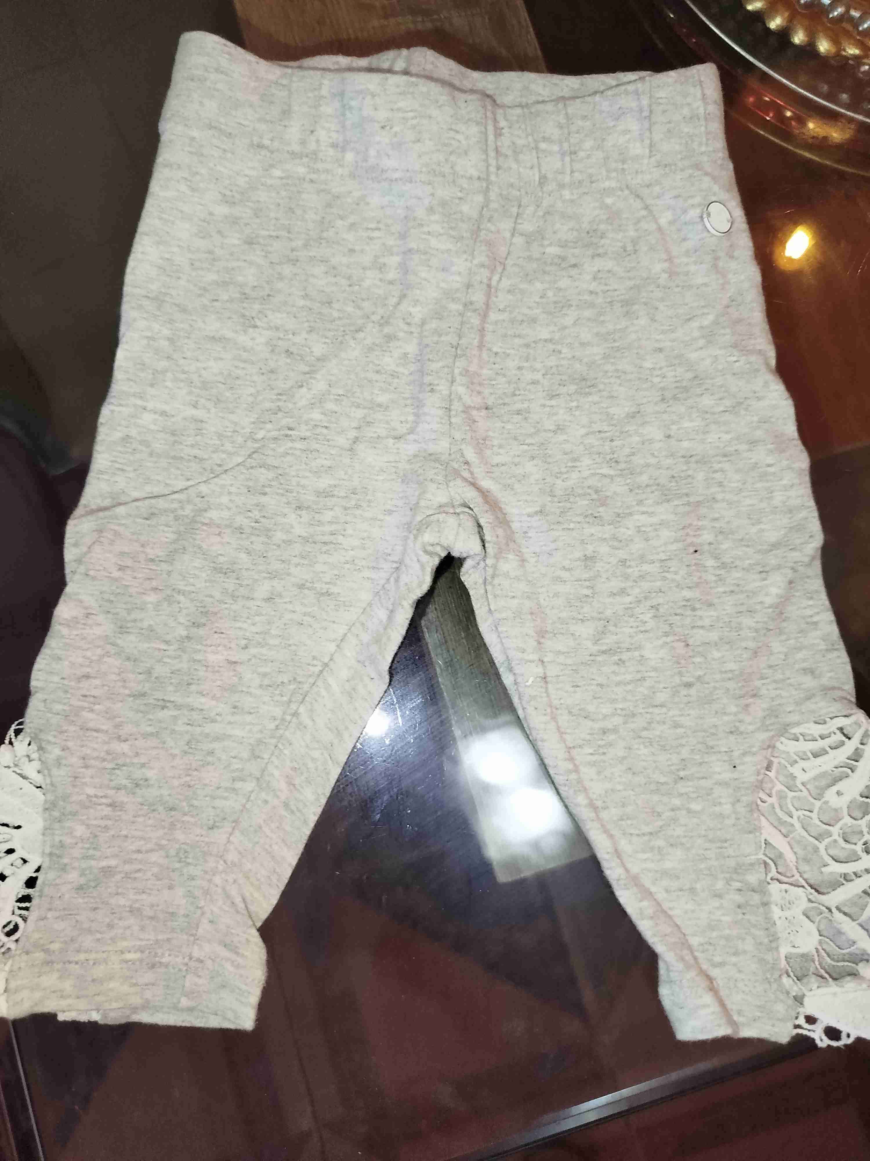 Pantalones bebé grises con encaje