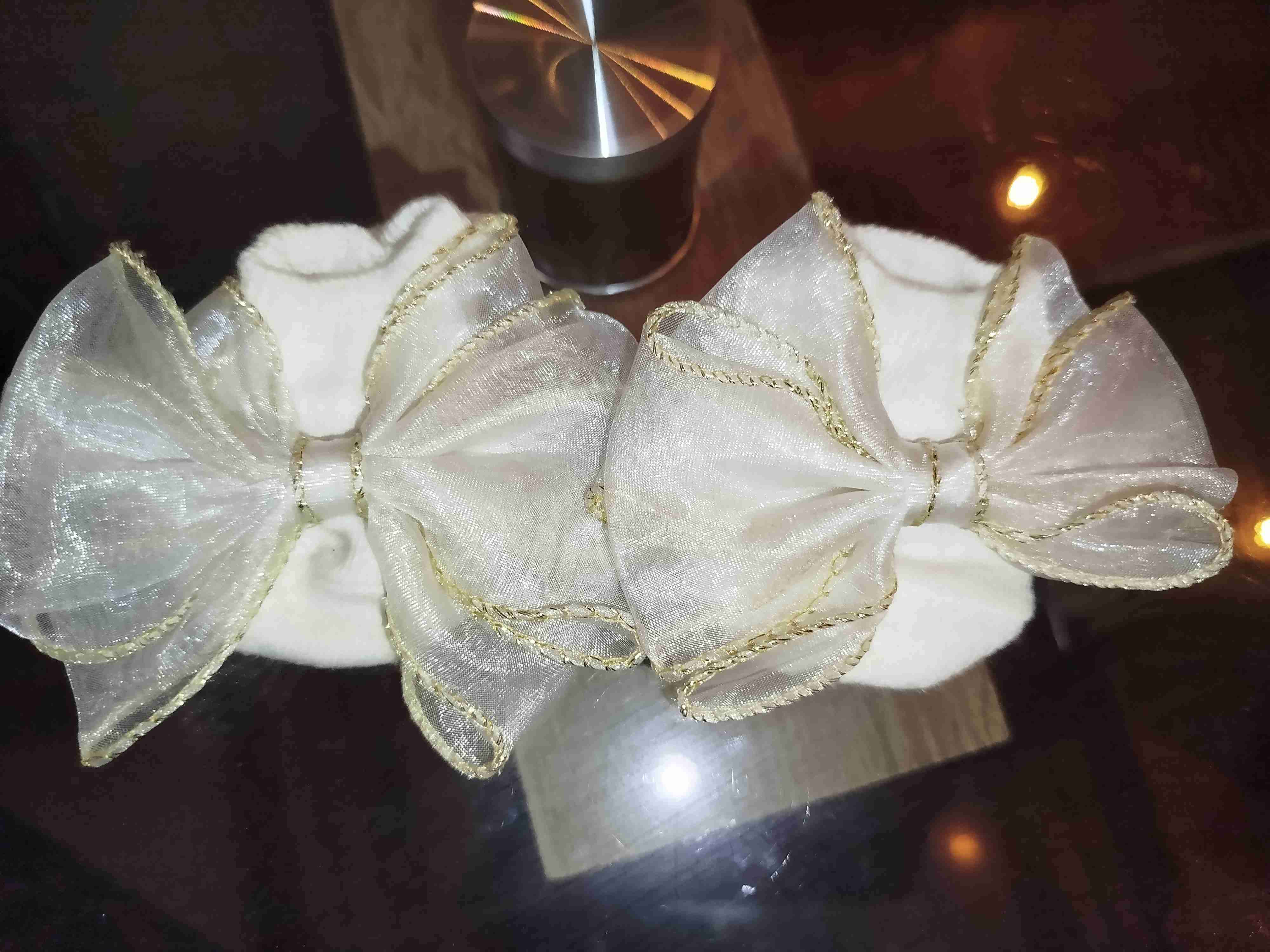 Medias con moño dorado