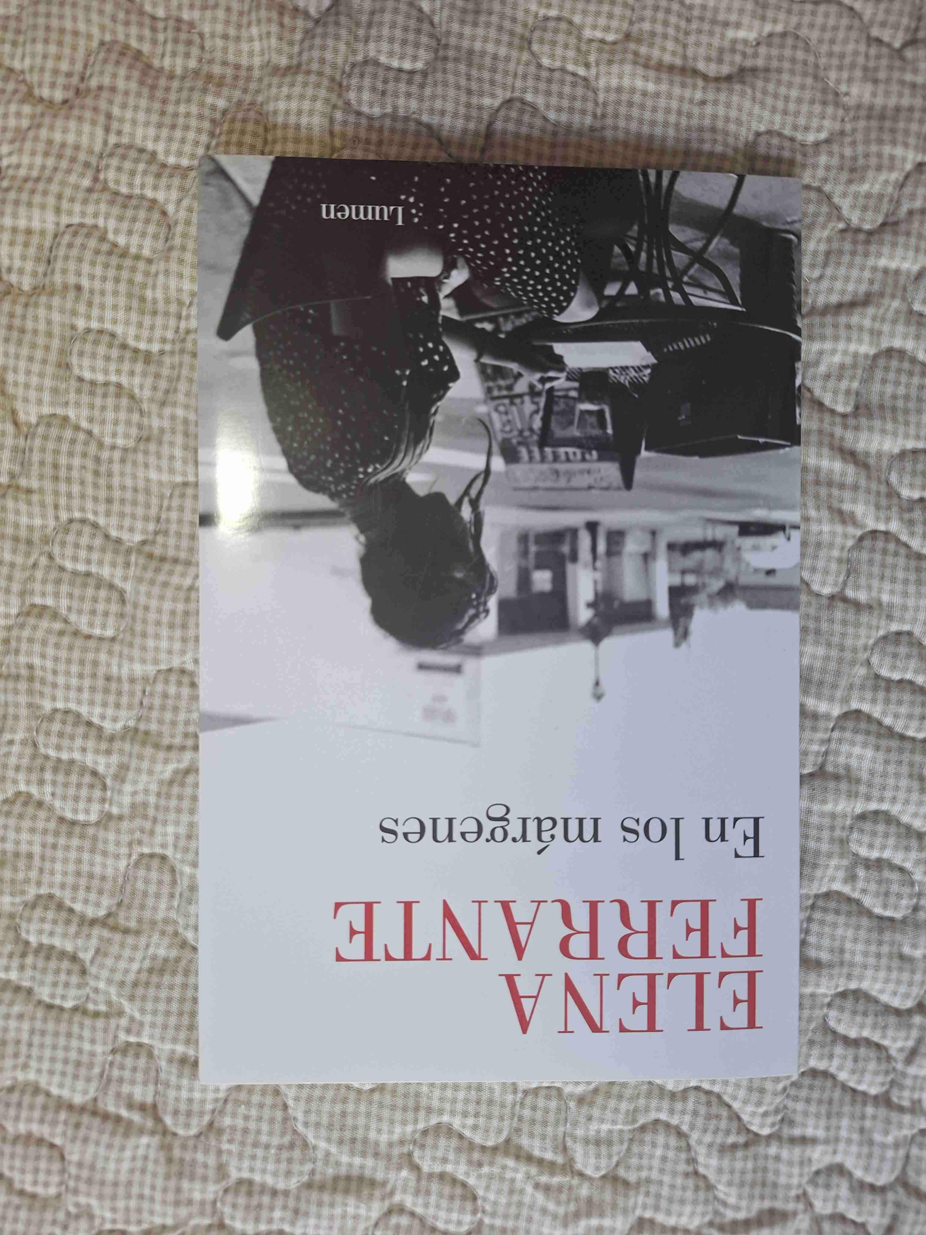 Libro 'En los márgenes' Elena Ferrante