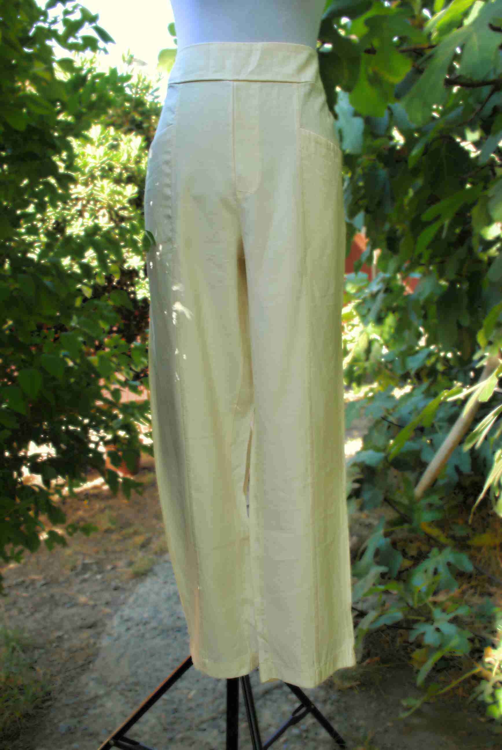 Pantalón beige amplio