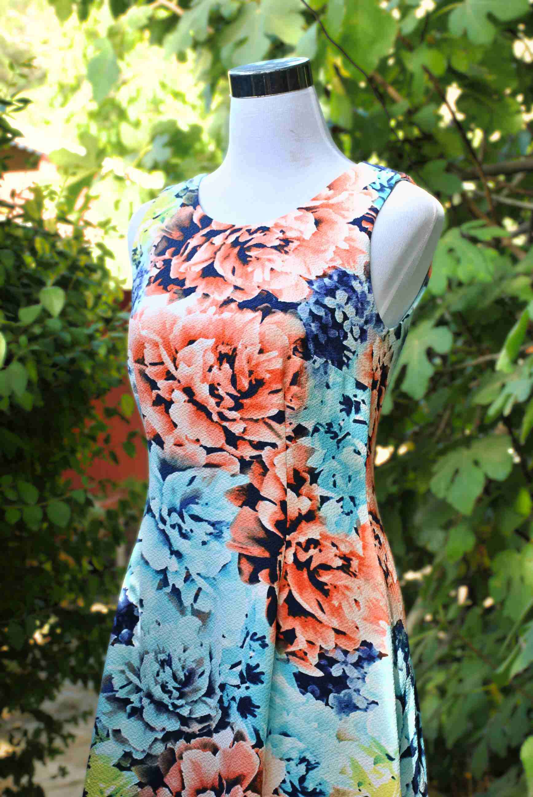 Vestido floral colorido sin mangas