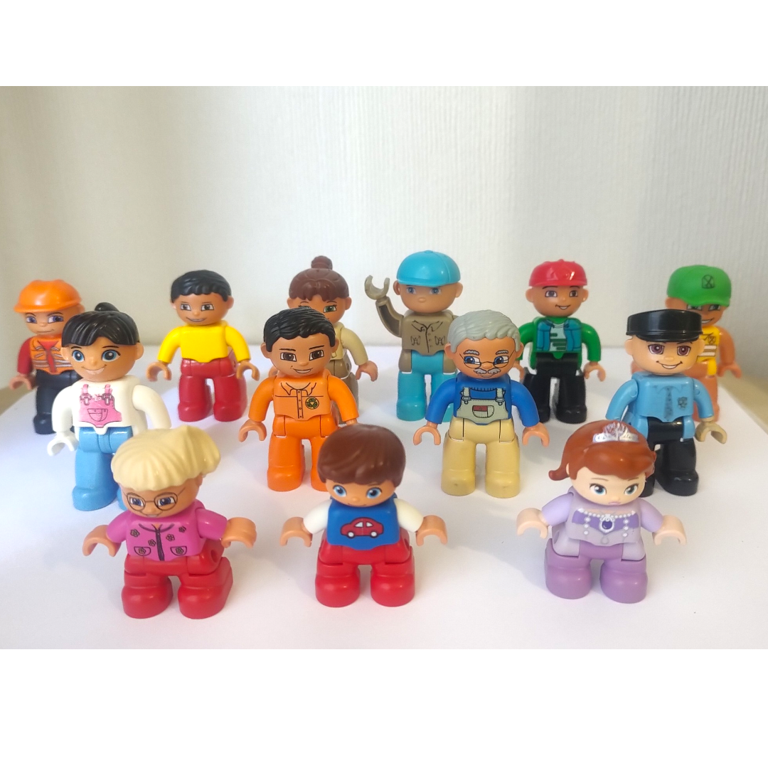 Figuras de Lego Duplo y animales de plástico